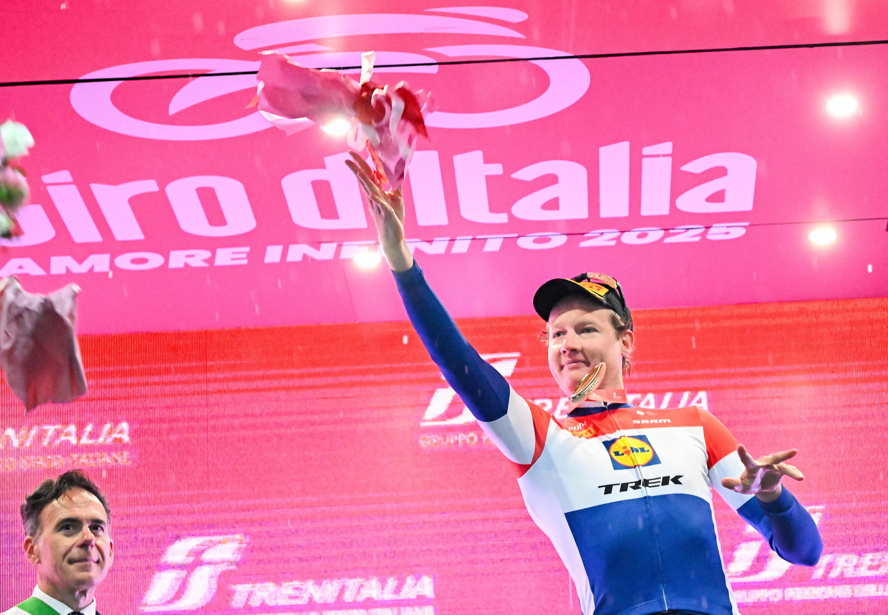 Dann Hoole podiumean, Giroko gaurko etapa irabazi eta gero. LUCA ZENNARO / EFE