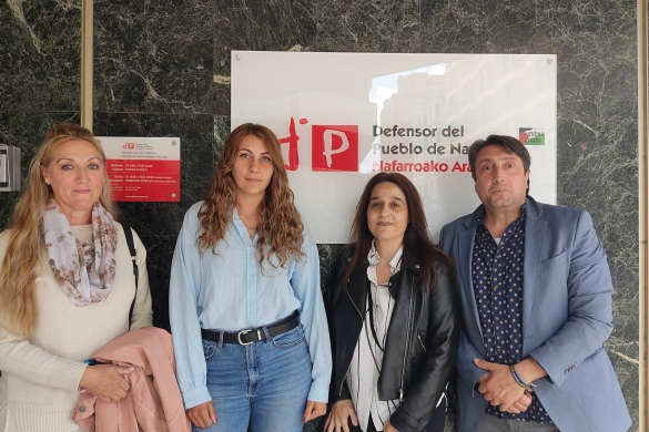Angelines Hernandez, Nerea Abadiano eta Flor Hernandez osasun sustatzaileak, Gaz Kalo elkarteko Ricardo Hernandezekin, maiatzaren 16an, Arartekoaren bulegoaren aurrean, Iruñean. NAFARROAKO HITZA Angelines Hernandez, Nerea Abadiano eta Flor Hernandez osasun sustatzaileak, Gaz Kalo elkarteko Ricardo Hernandezekin, maiatzaren 16an, Arartekoaren bulegoaren aurrean, Iruñean. NAFARROAKO HITZA