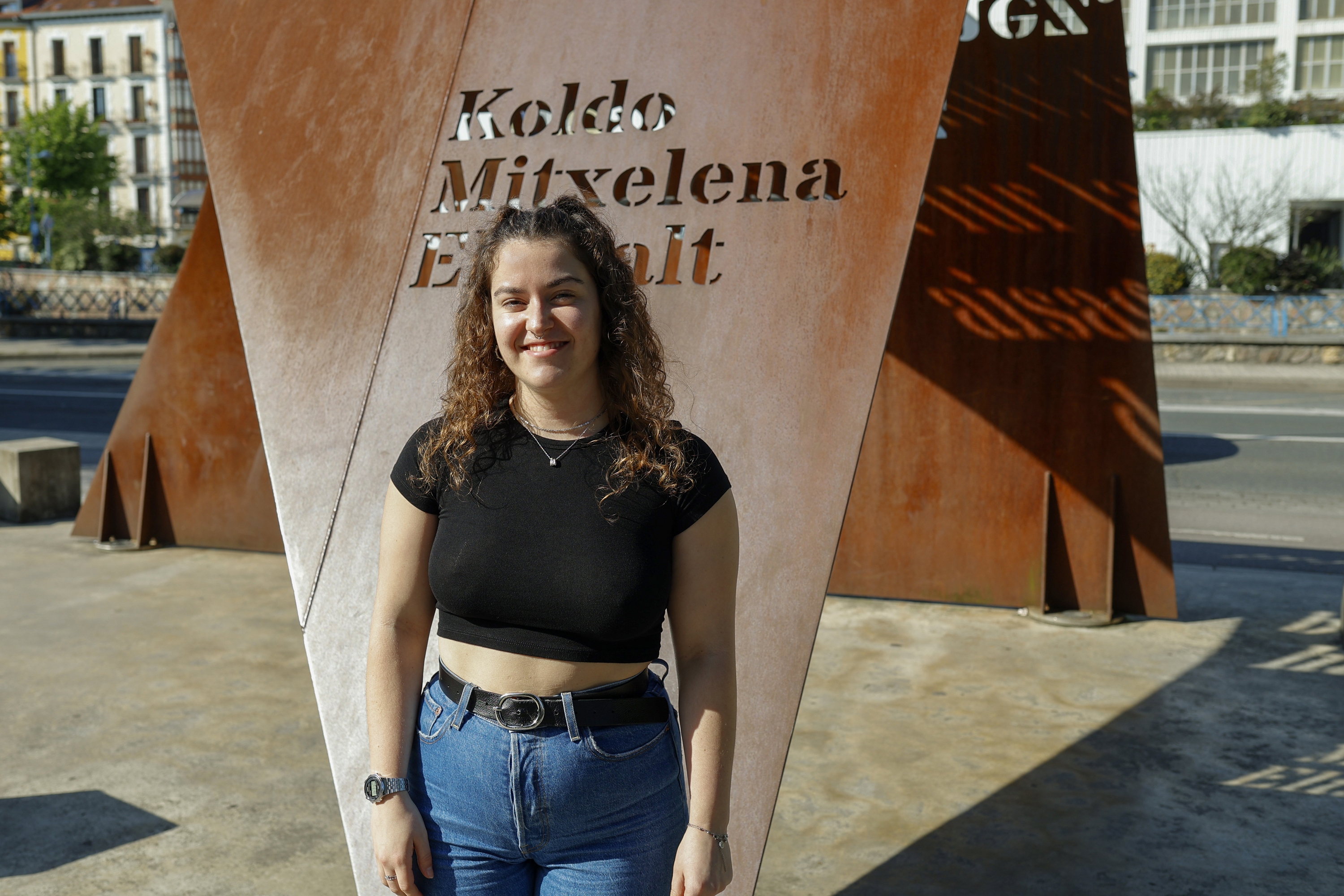 Maialen Jimenez Koldo Mitxelena bekaren irabazlea, asteartean, Errenterian. MAIALEN ANDRES / FOKU