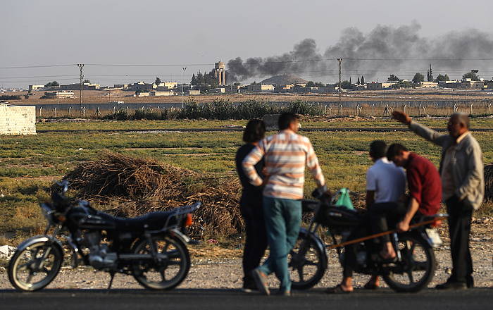 Hainbat heritar, Tal Abyad hiritik irteten den keari begira, Rojavan. SEDAT SUNA, EFE