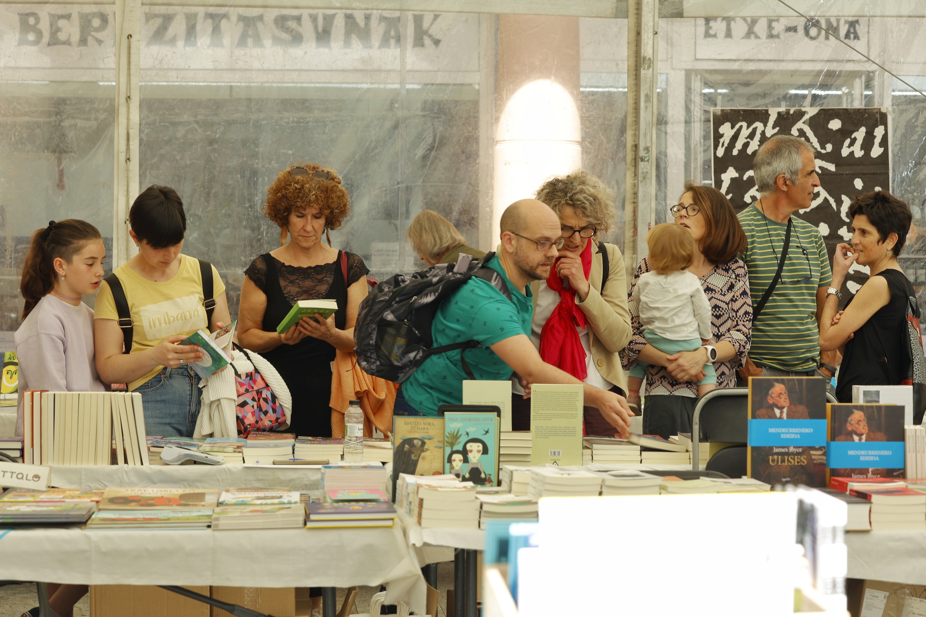 Argitaletxeek beren liburuak eramango dituzte aurten ere Zarautzera, Literaturiako liburu azokara. MAIALEN ANDRES / FOKU