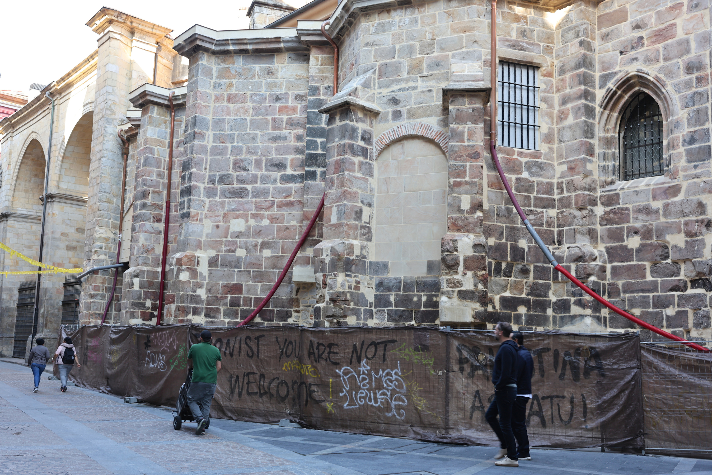 Bilboko Santiago katedralaren atzeko aldea, asteazkenean. OSKAR MATXIN EDESA / FOKU