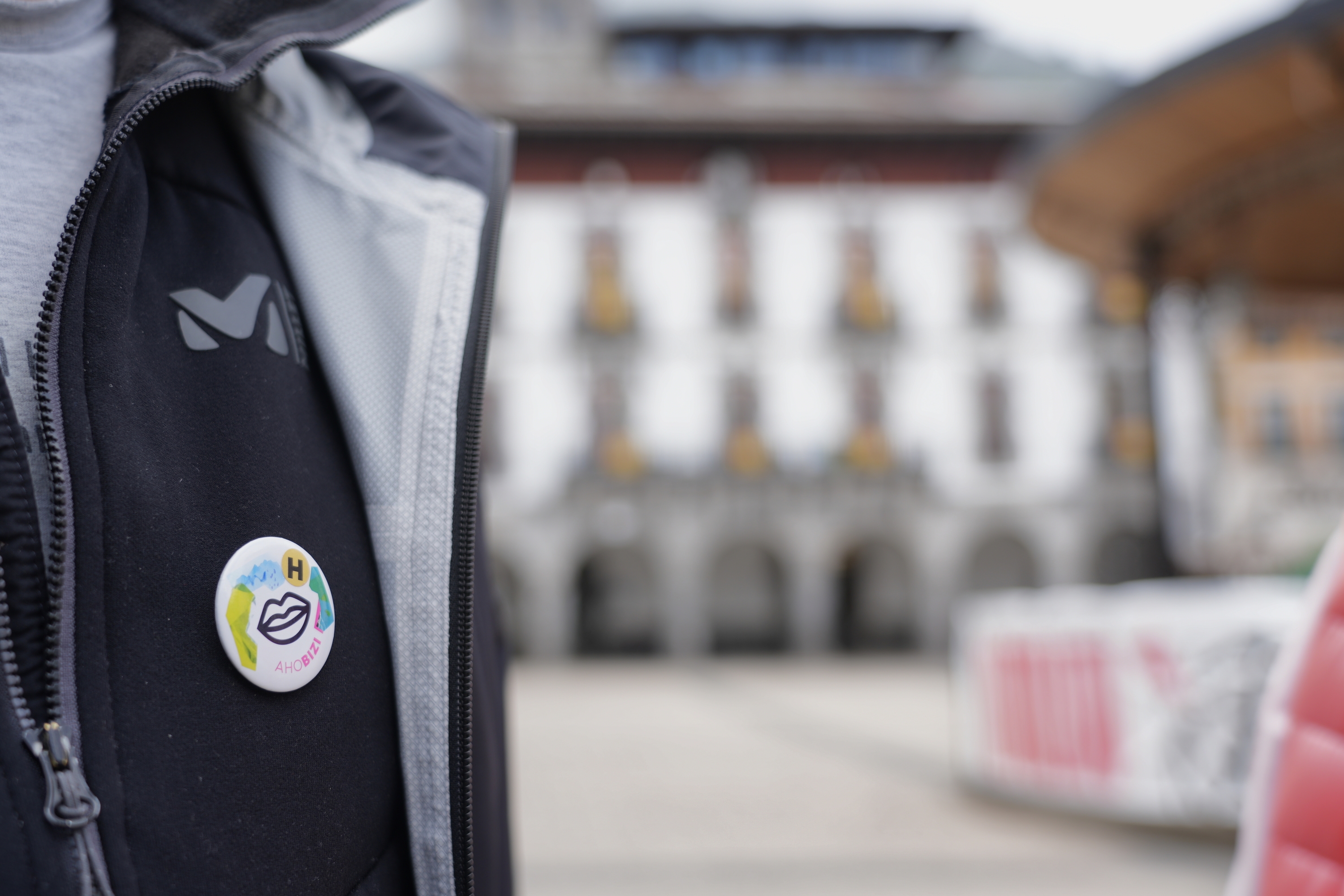 Pertsona bat txapan Euskaraldia Hika egitasmoko 'H' pegatina duela, Azpeitian. JON URBE /FOKU