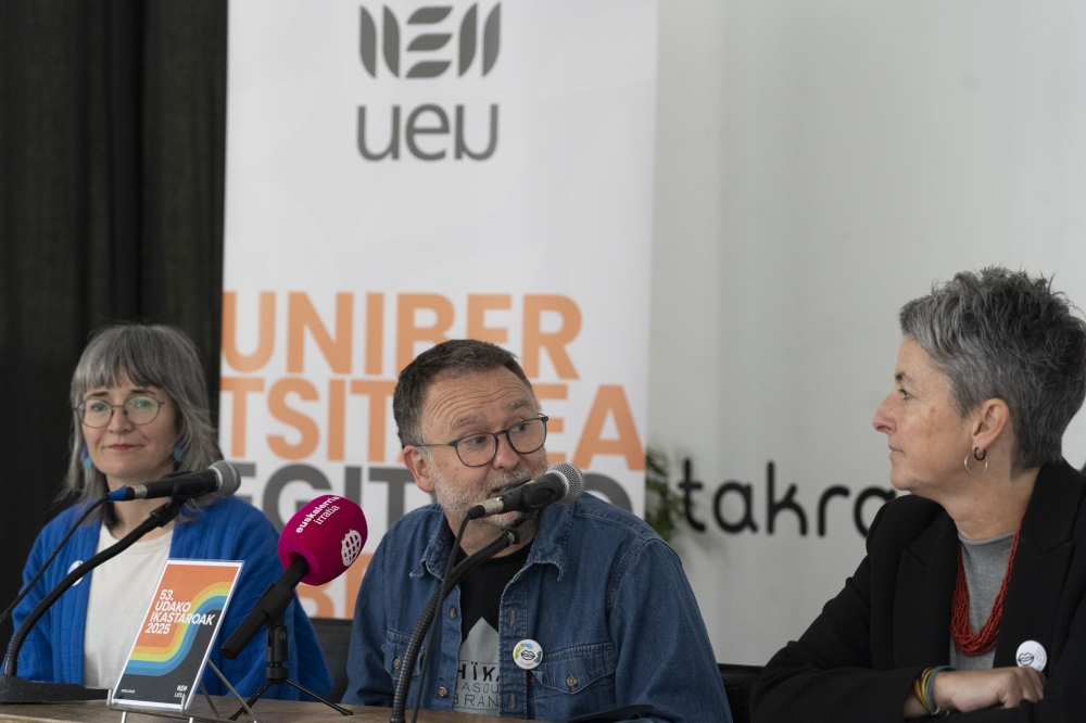 UEUren gaurko aurkezpena, Iruñean: Irati Itziar, AItor Bengoetxea eta Edurne Koch. JAGOBA MANTEROLA / FOKU UEUren gaurko aurkezpena, Iruñean: Irati Itziar, AItor Bengoetxea eta Edurne Koch. JAGOBA MANTEROLA / FOKU