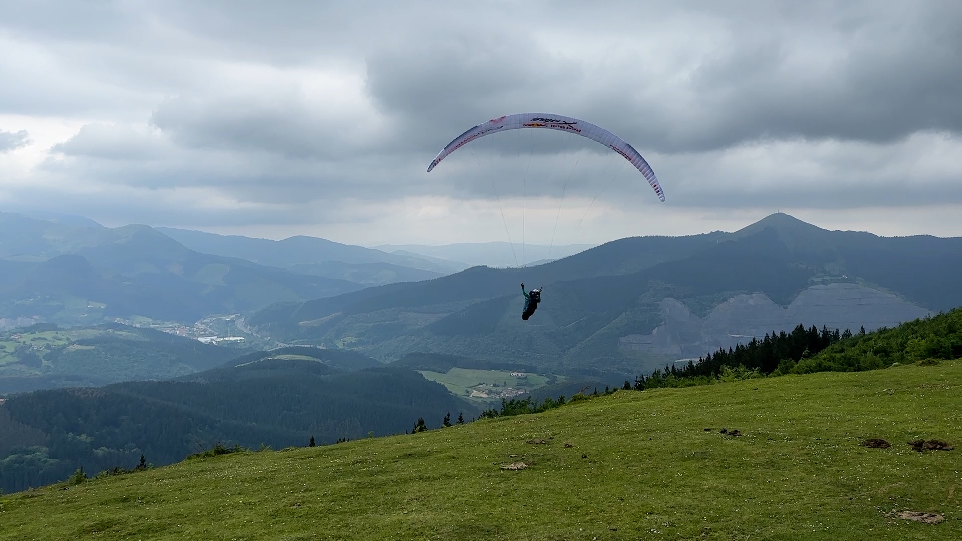 Alpeak alderik alde, oinez eta hegan