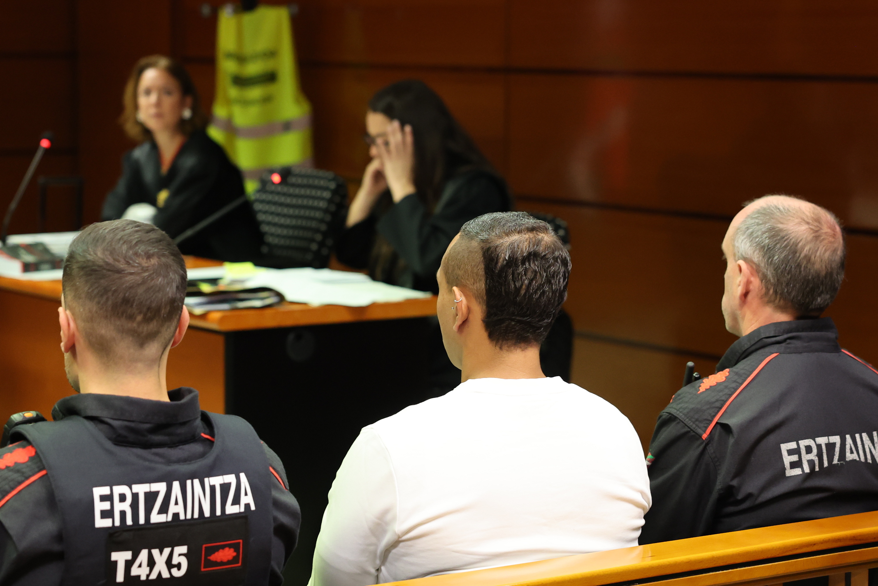 Hainbat homosexual hiltzea egotzia dioten gizonaren aurkako epaiketa, iazko urrian. LUIS TEJIDO / EFE