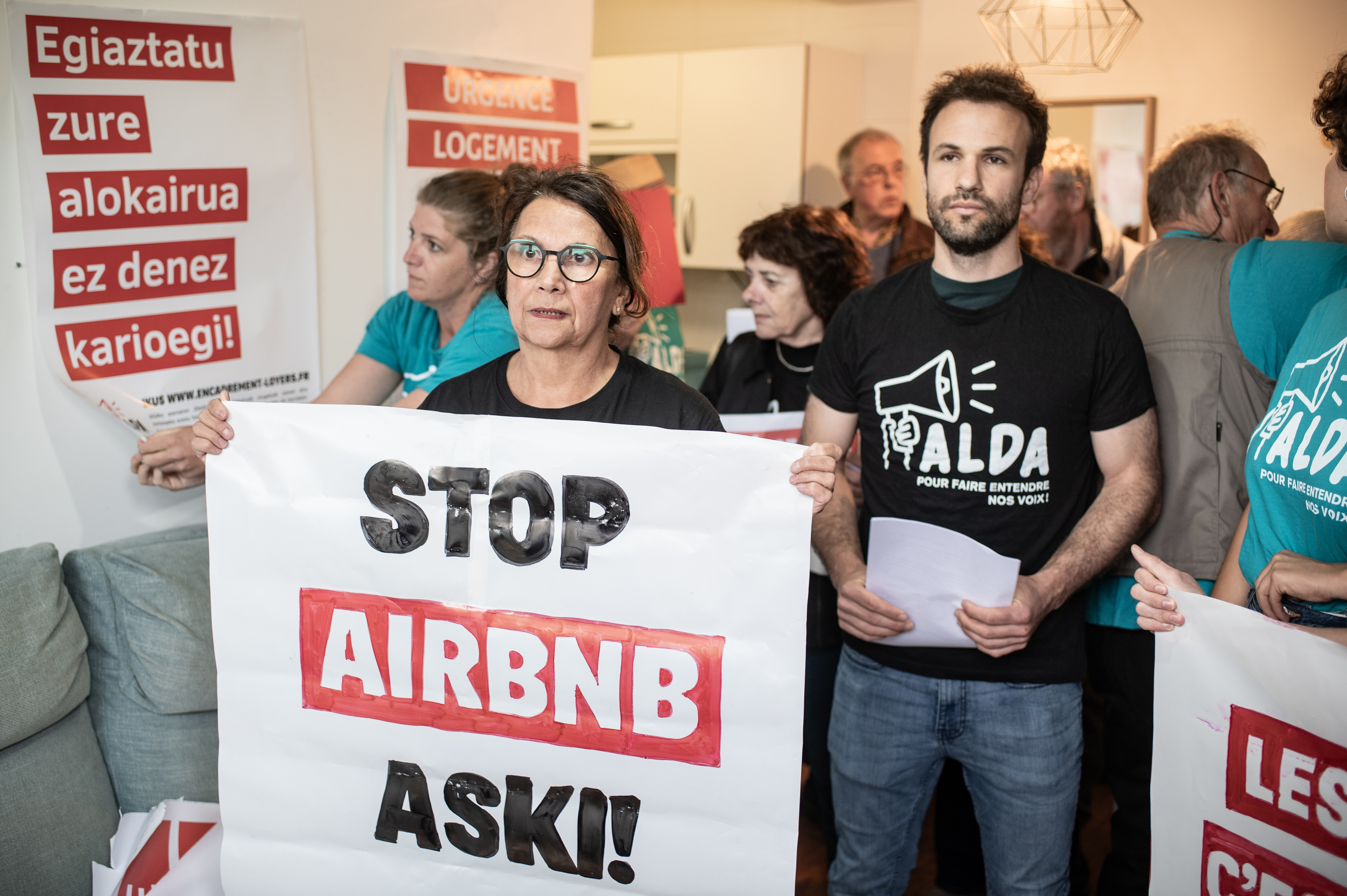 Aldako kideak, asteartean, okupatutako etxebizitzan PATXI BELTZAIZ
