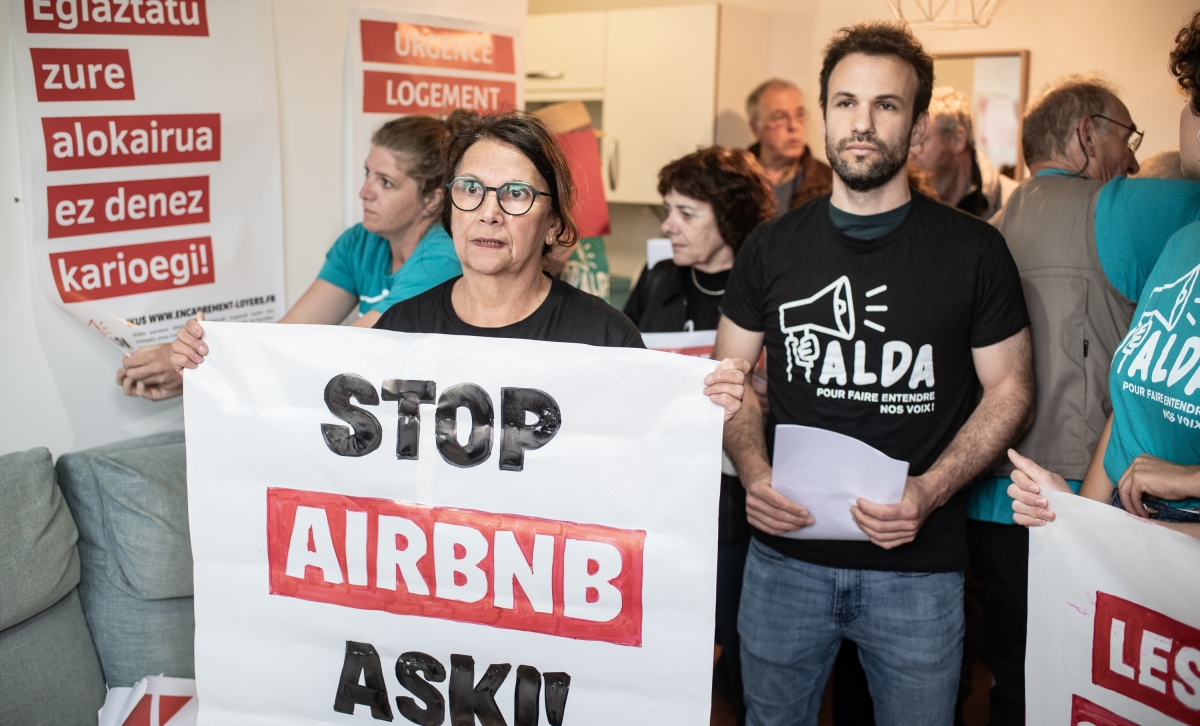 Activistas de Alda, el martes, en la vivienda ocupada. PATXI BELTZAIZ 