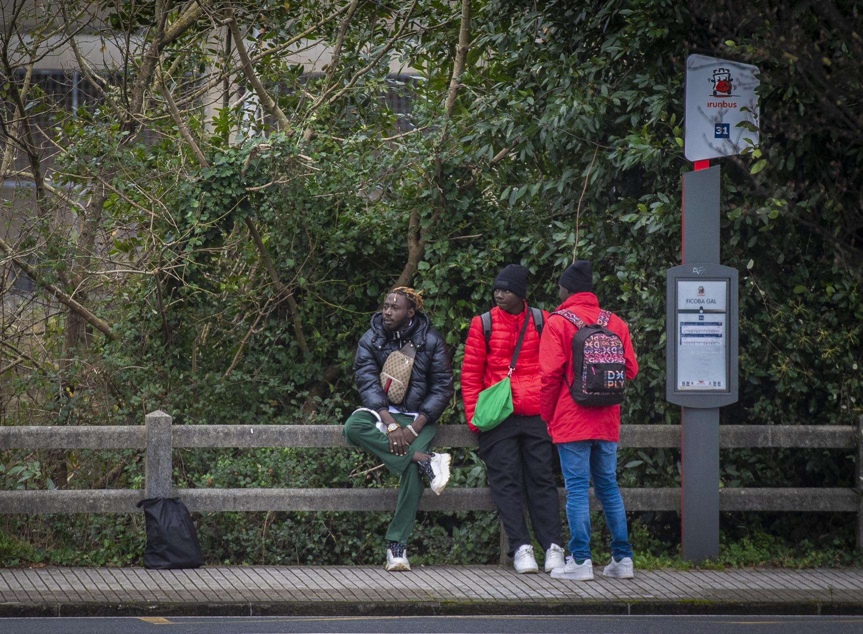Migrante talde bat mugatik gertu, Irungo (Gipuzkoa) Ficobaren aurreko autobus geltoki batean zain. GORKA RUBIO / FOKU