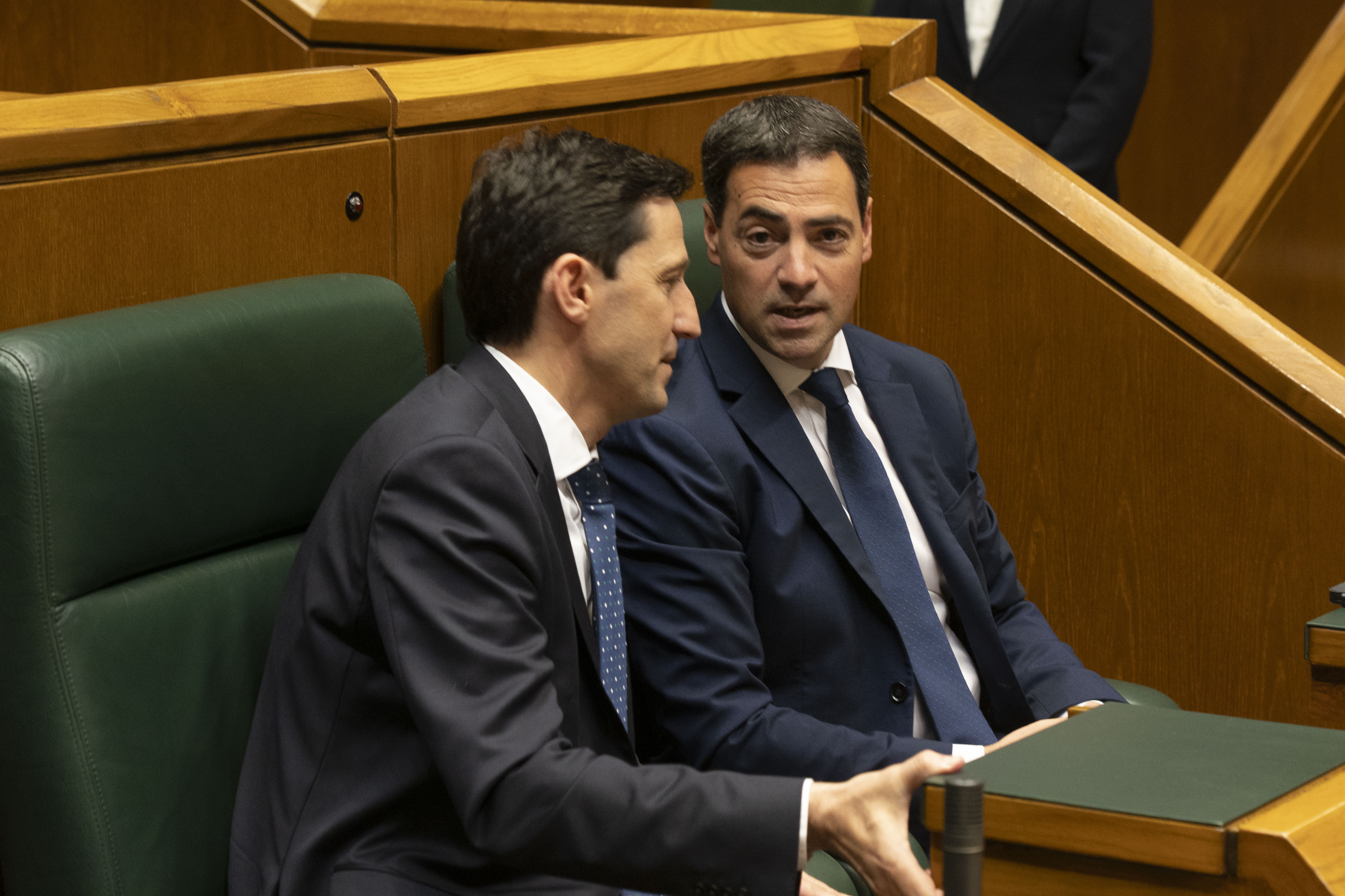 Noel D' Anjou Ogasun eta Finantzetako sailburua eta Imanol Pradales lehendakaria, ostegun honetako osoko bilkuran. EUSKO LEGEBILTZARRA