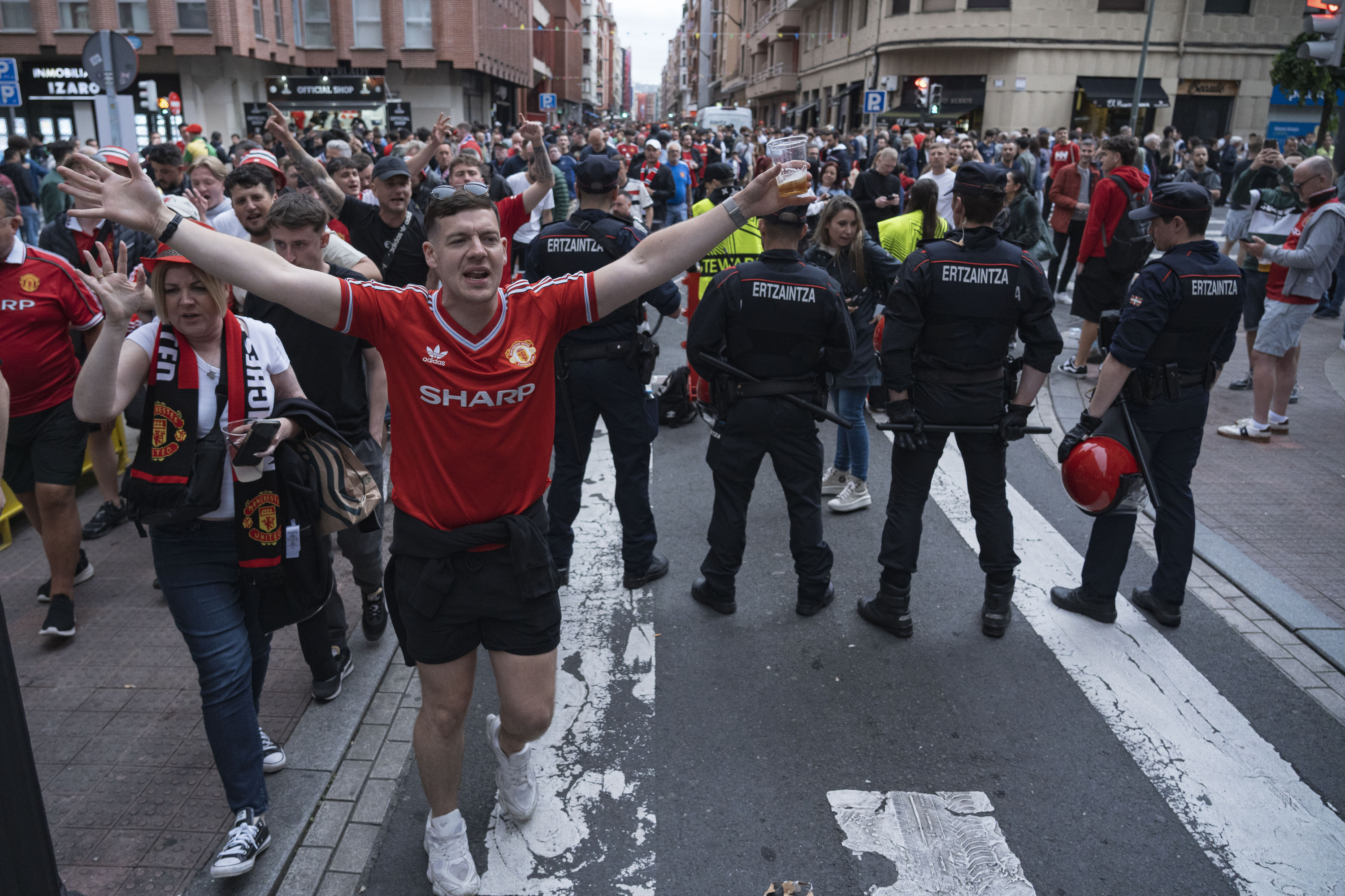 Manchester United taldearen jarraitzaileak atzo, Bilbon. ARITZ LOIOLA / FOKU