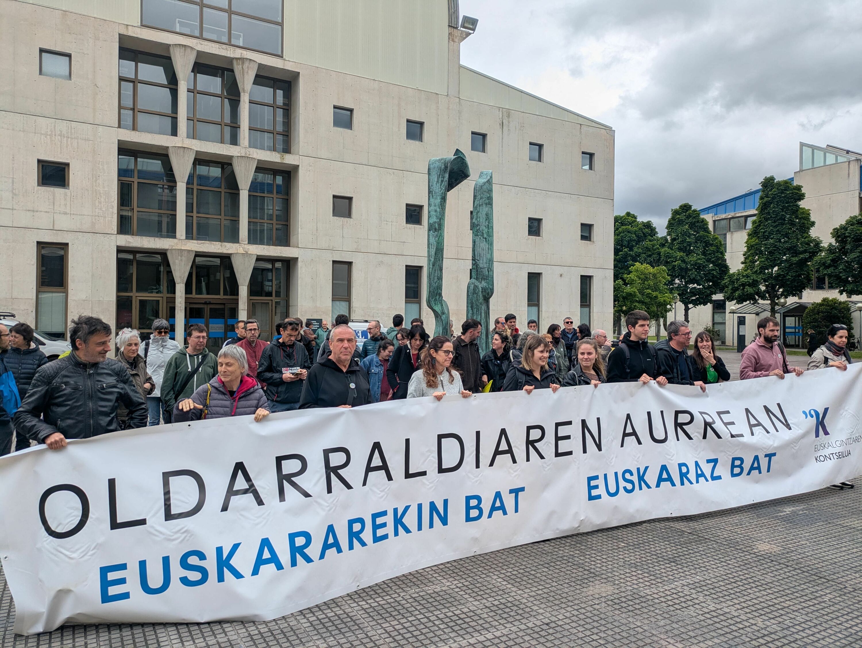 Eragileek egindako elkarretaratzea, gaur, NUPen Iruñeko campusean. EUSKALGINTZAREN KONTSEILUA