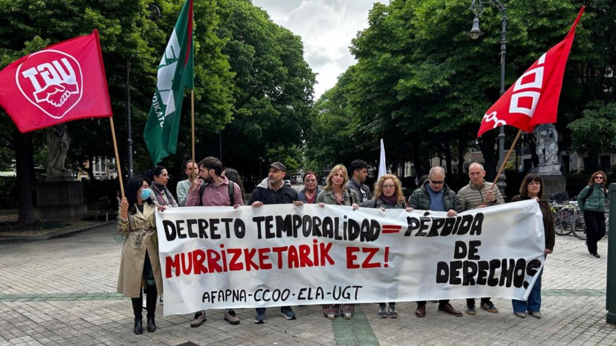 Afapna, CCOO, ELA eta UGTko kideen protesta, gaur, Iruñean. 