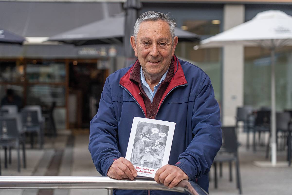 Anton del Campo Serrano, 'Musa eta probabilitatea' liburuarekin, Donostian, ostegun goizean. ANDONI CANELLADA / FOKU