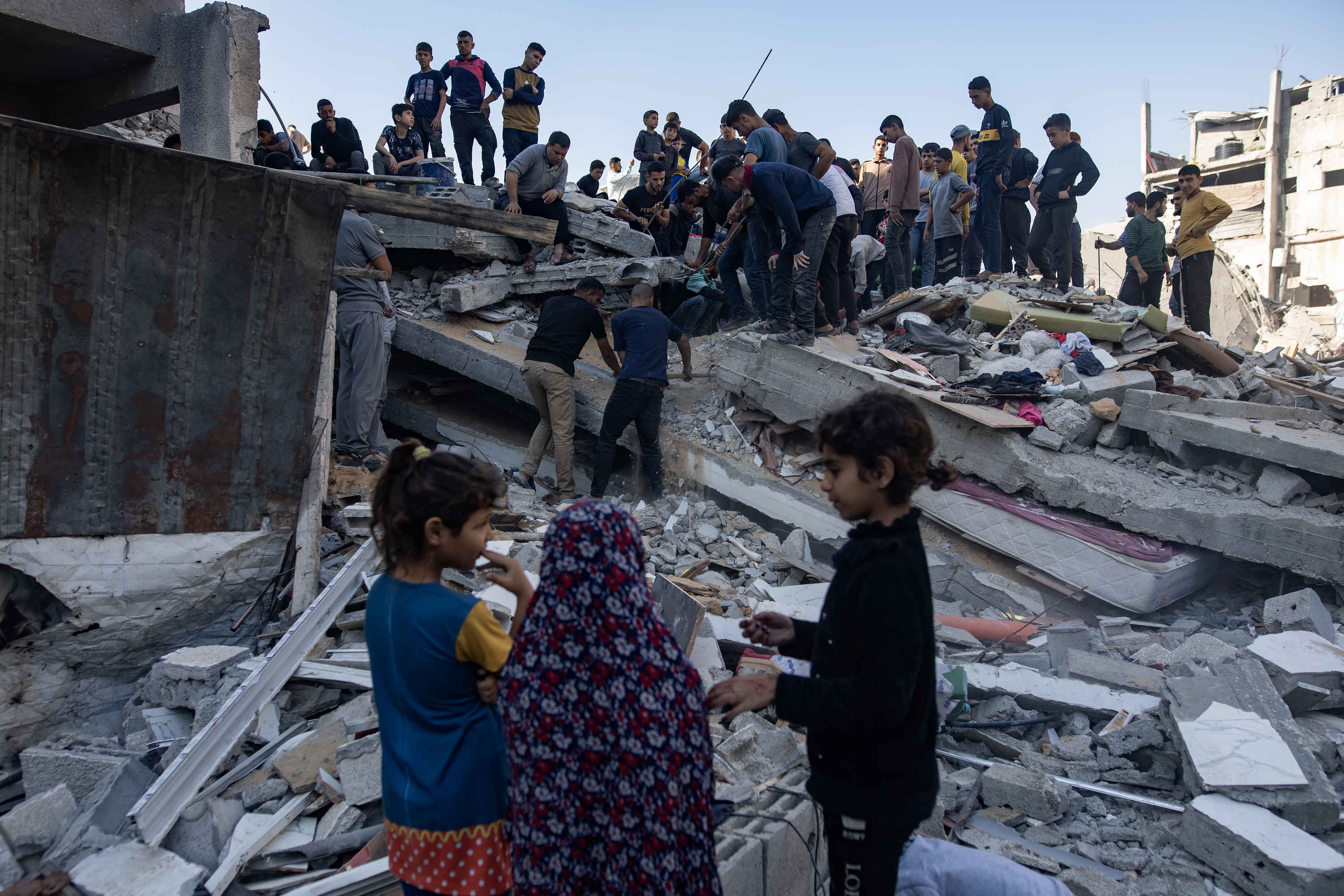 Hainbat palestinar Israelek eraitsitako eraikin baten hondakinen artean desagertutakoak aurkitu nahian, gaur, Jabalian (Gaza). HAITHAM IMAD / EFE