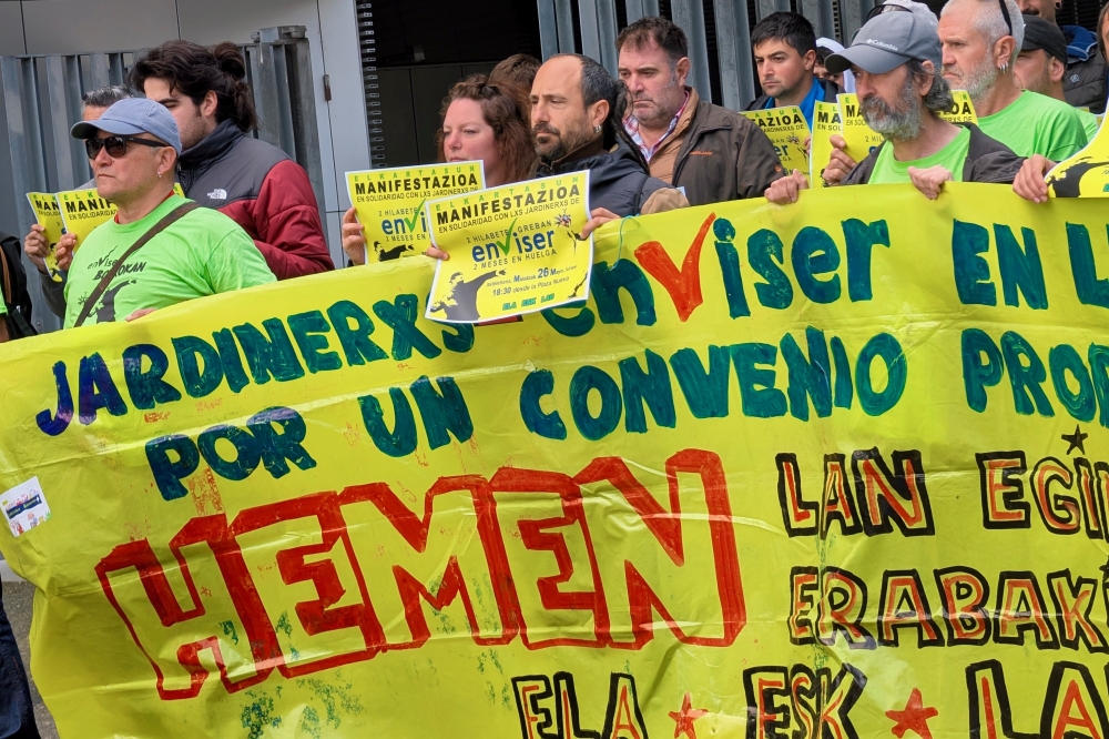 Enviserreko lorazainak, Mendizorrotzako igerilekuetako sarreran egindako protestan, gaur goizean. BERRIA Enviserreko lorazainak, Mendizorrotzako igerilekuetako sarreran egindako protestan, gaur goizean. BERRIA