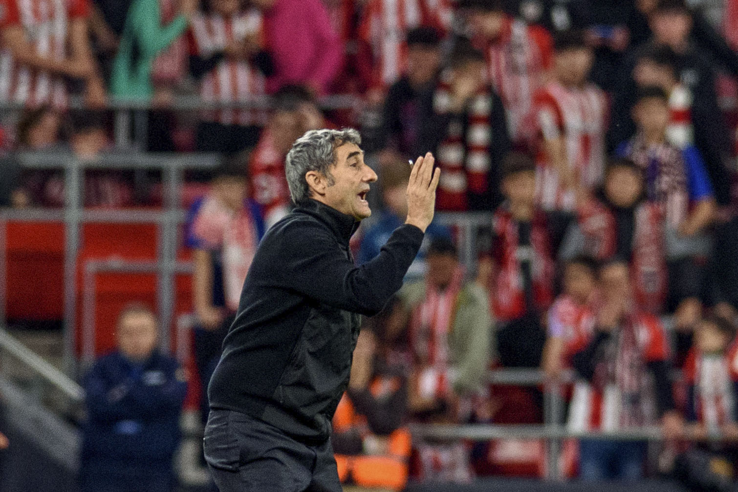 Ernesto Valverde, partida batean, aginduak ematen. JAVIER ZORRILLA / EFE