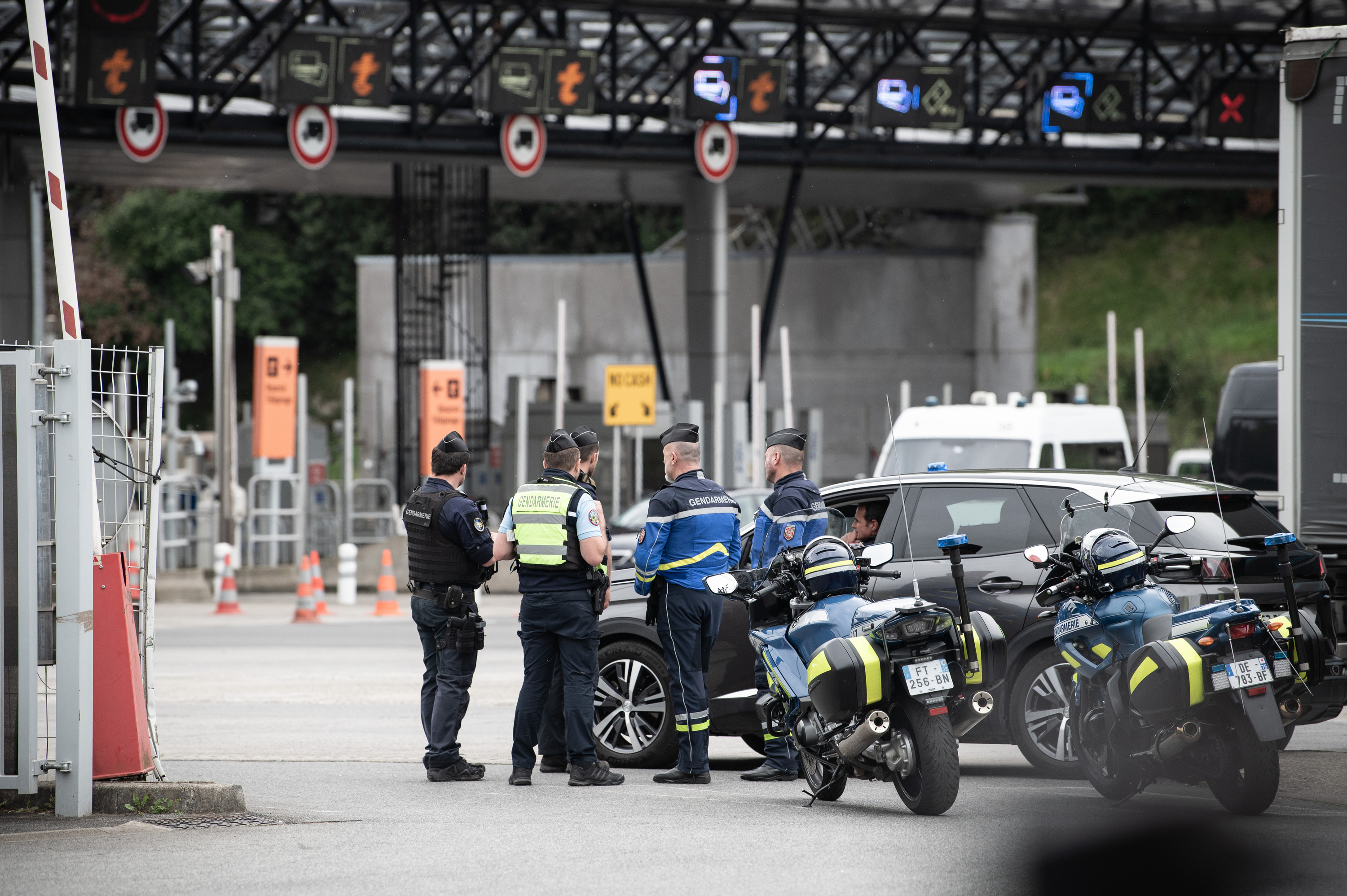 Frantziako Poliziaren kontrol bat Biriatuko ordainlekuan, apirilaren 11n. PATXI BELTZAIZ
