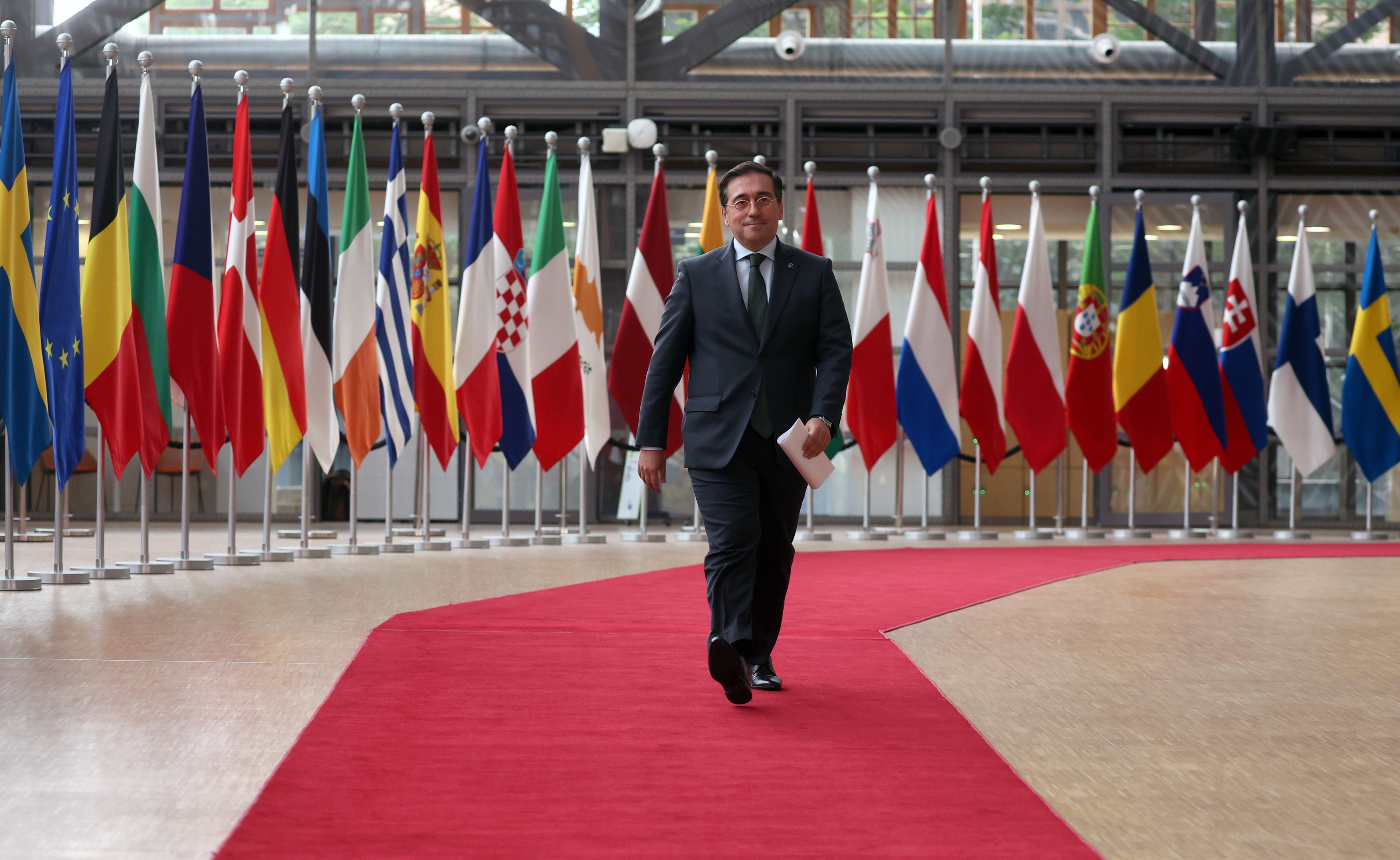 Espainiako Atzerri ministro Jose Manuel Albares eskakizuna aurkezteko agerraldira bidean, 2023ko irailaren 19an, Bruselan. OLIVIER HOSLET / EFE