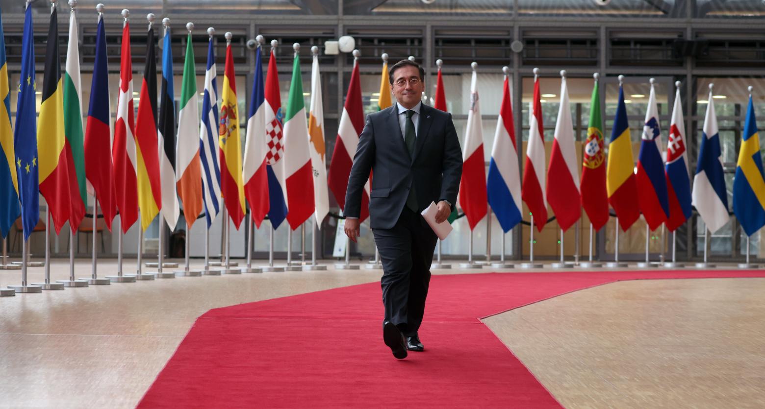 Espainiako Atzerri ministro Jose Manuel Albares, eskakizuna aurkezteko agerraldira bidean, 2023ko irailaren 19an, Bruselan. OLIVIER HOSLET / EFE