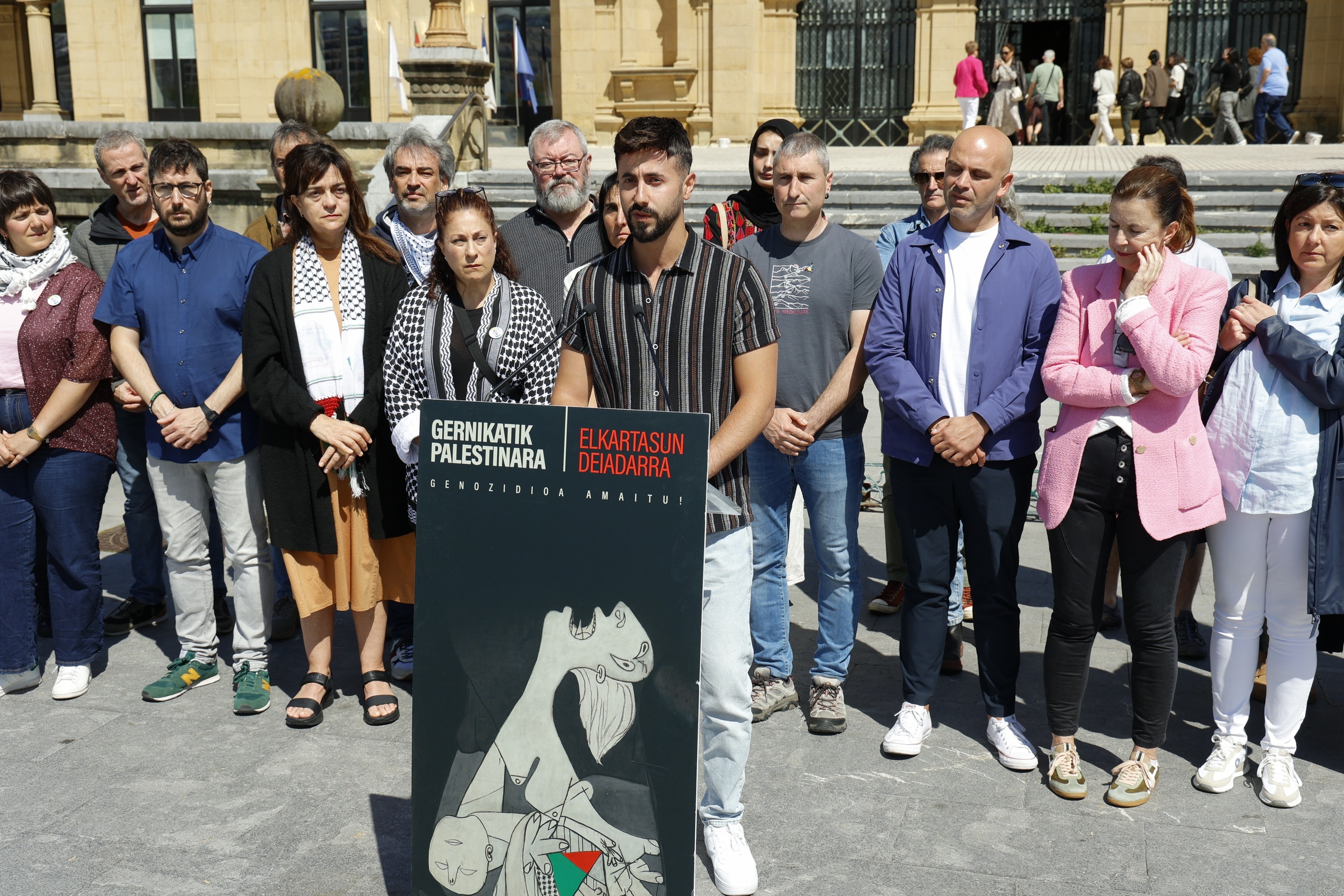Said Fadelek bere herrikideen bizipenak kontatu ditu gaur, Alderdi Ederren egindako agerraldian. MAIALEN ANDRES / FOKU