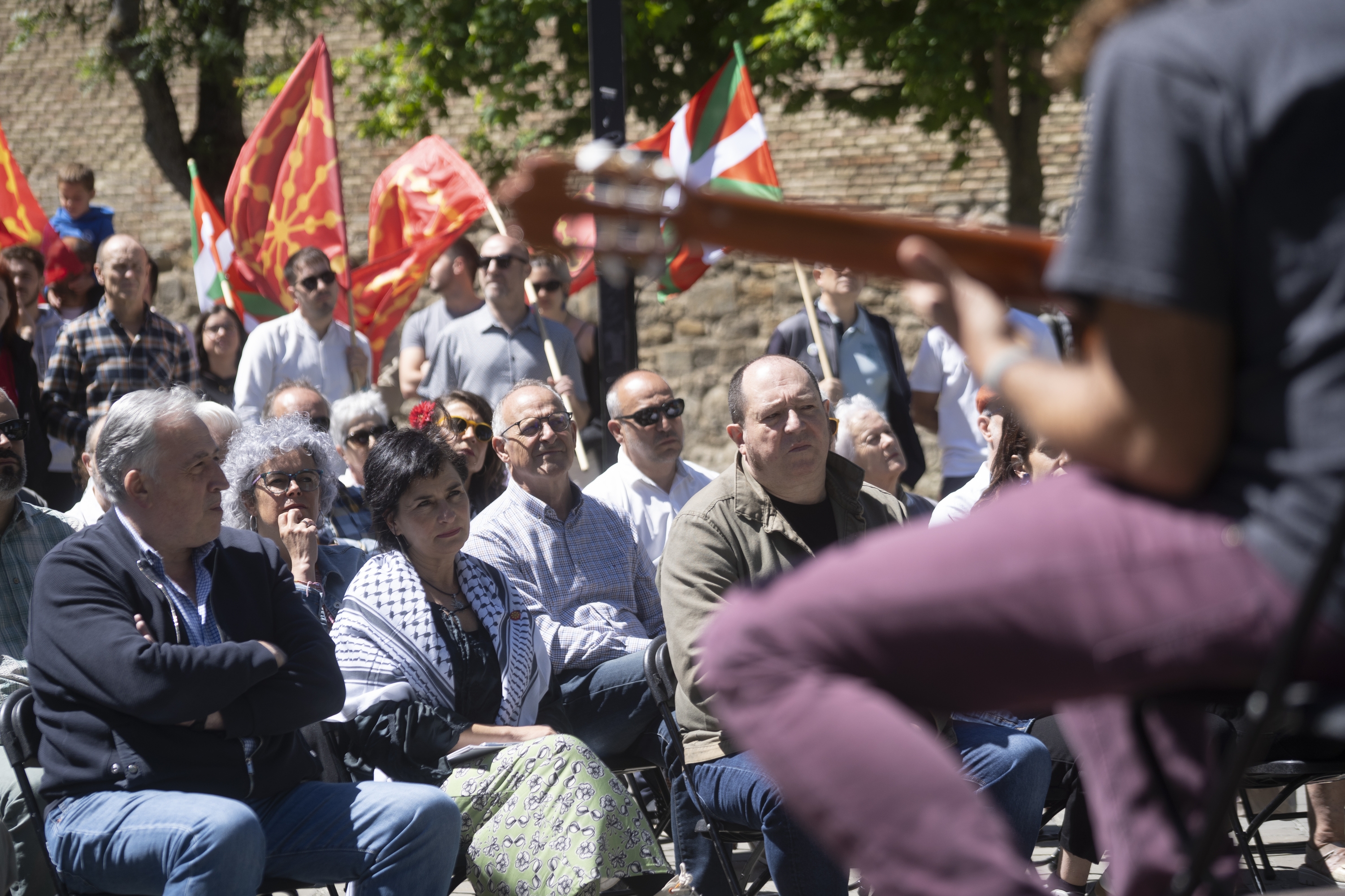 Joseba Asiron, Laura Aznal eta Pernando Barrena, gaur, EH Bilduk Iruñeko O-ko Andre Mariaren plazan egin duen ekitaldian. JAGOBA MANTEROLA / FOKU