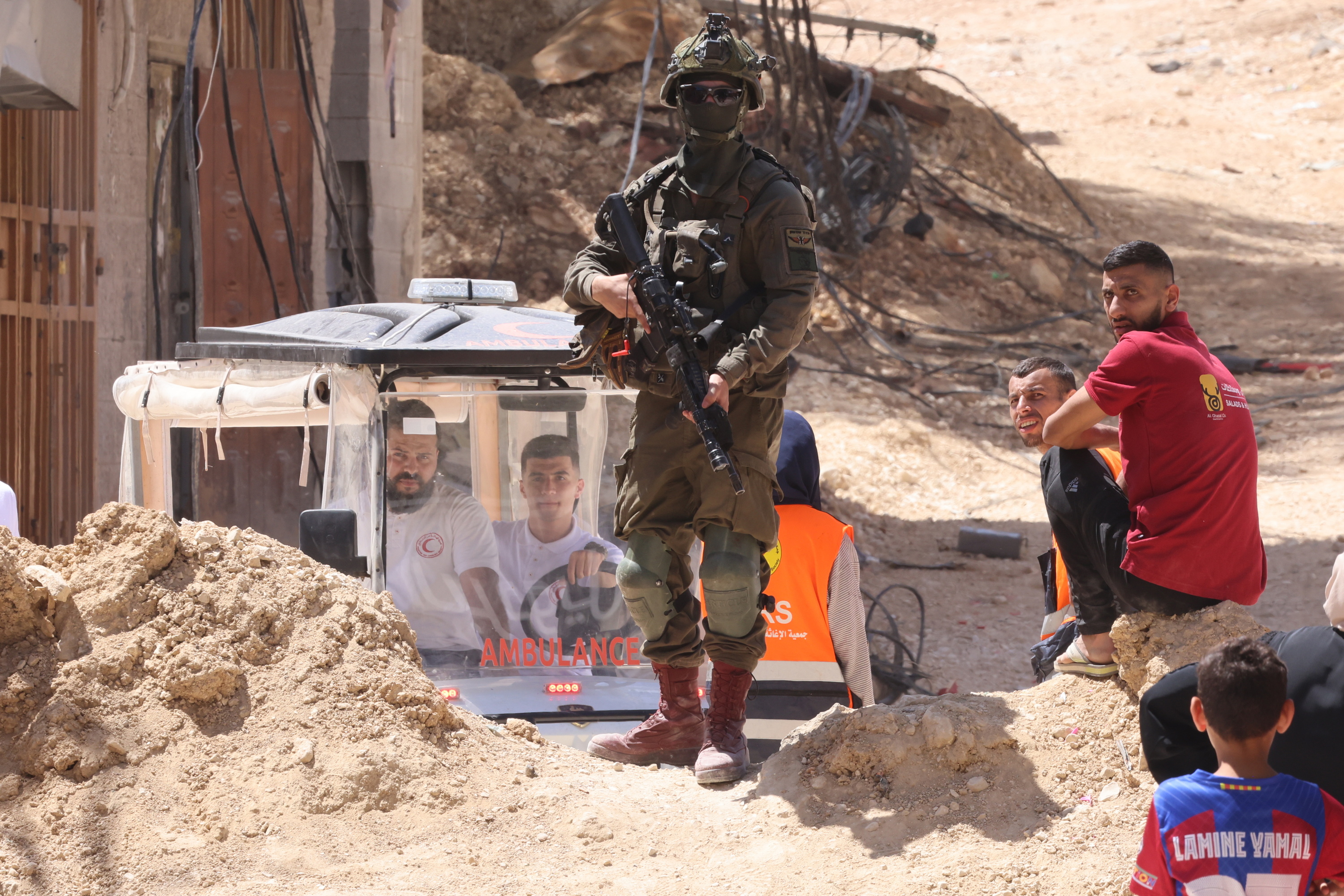 Israelgo soldadu bat Tulkaremen (Zisjordania), maiatzaren 6an, inguruan palestinar batzuk dituela. ALAA BADARNEH / EFE