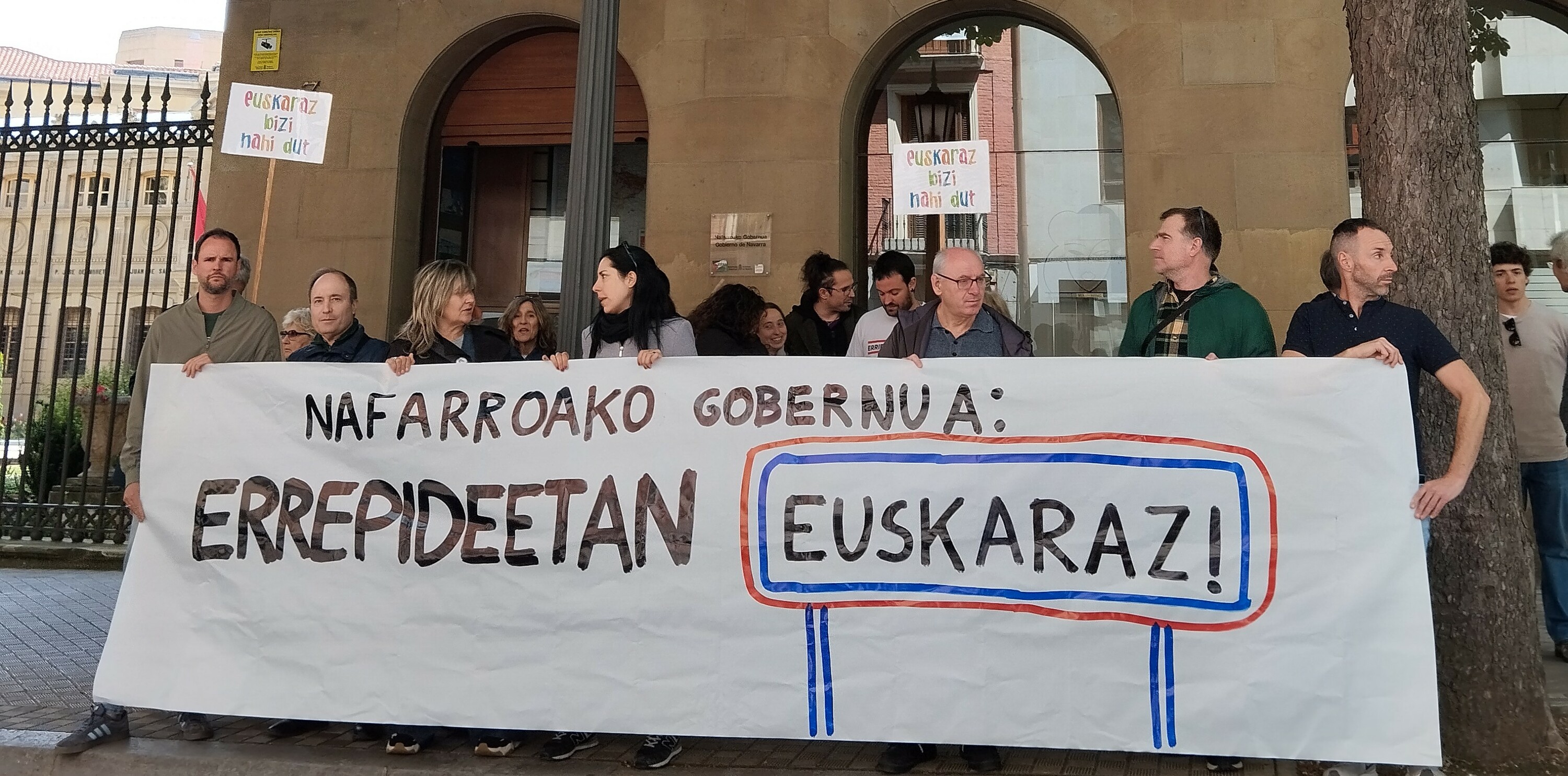 Euskararen Defentsarako Sareak deituta, elkarretaratzea egin dute Iruñean. EUSKARAREN DEFENTSARAKO SAREA