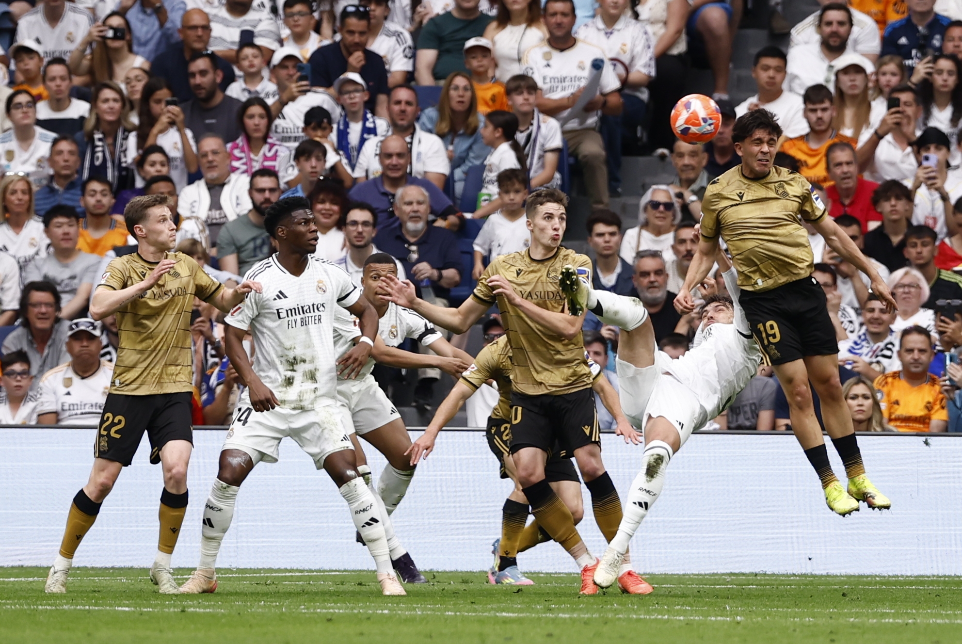 Realeko eta Real Madrileko jokalariak lehian, gaurko partidan. DANIEL GONZALEZ / EFE