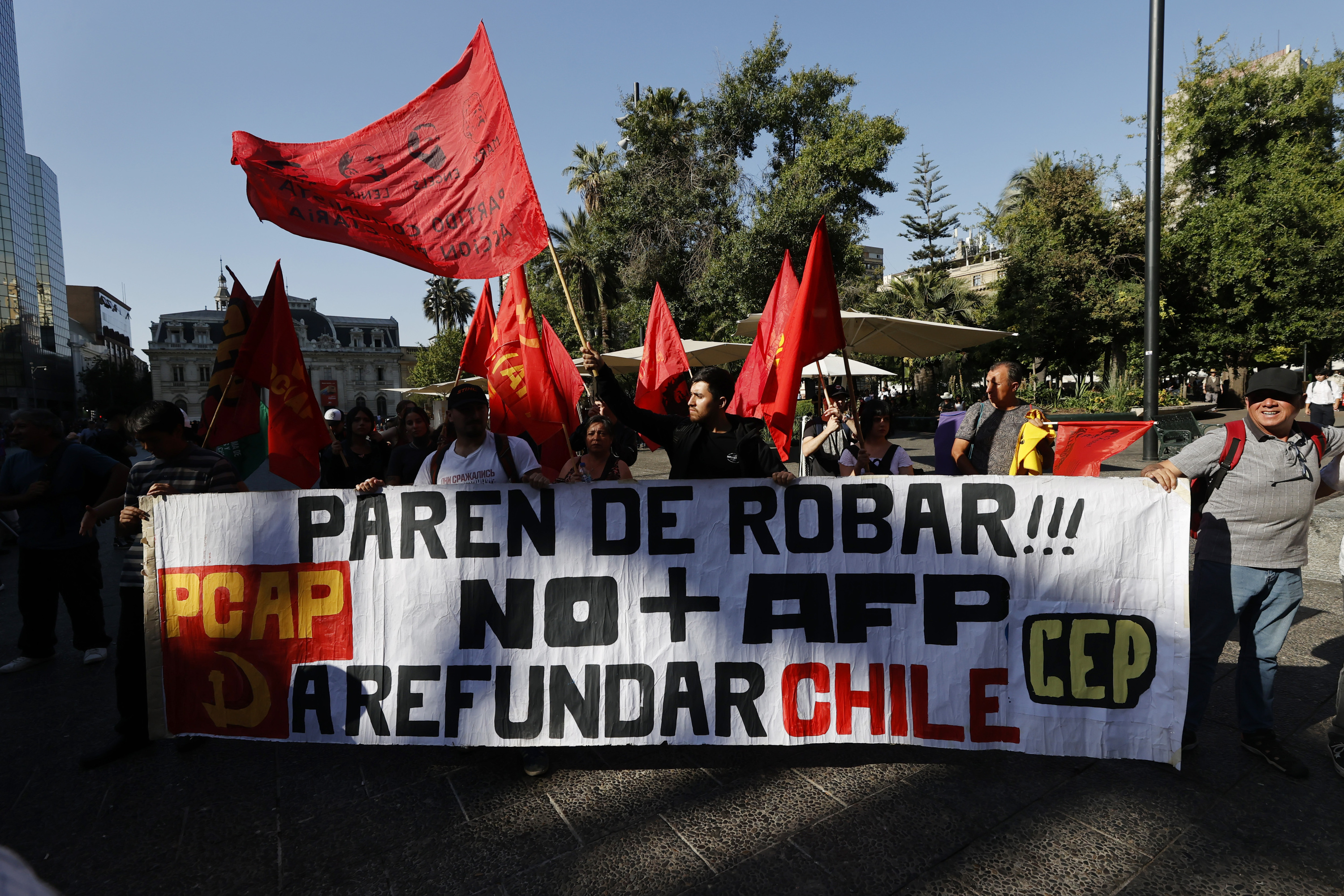 Pentsio sistemaren erreformaren kontrako manifestazio bat Santiago hiriburuan, urtarrilaren 27an. ELVIS GONZALEZ / EFE