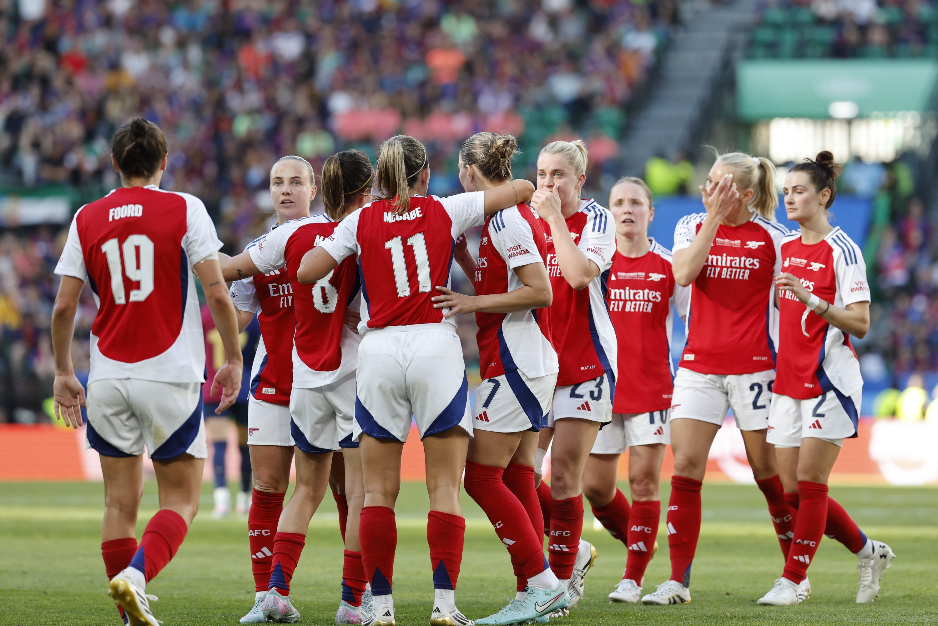 Arsenaleko jokalariak gola ospatzen. TONI ALBIR / EFE