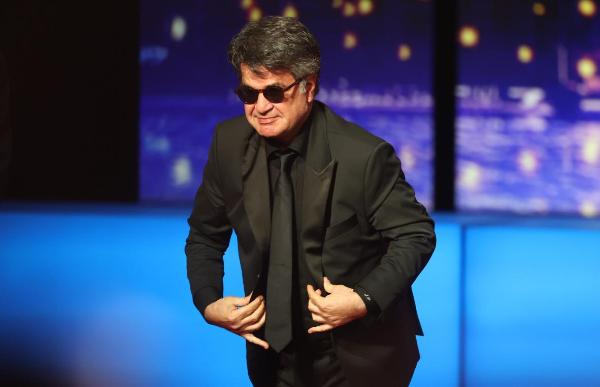 Jafar Panahi zinemagile irandarra, gaur, saria jasotzean. CLEMENS BILAN / EFE