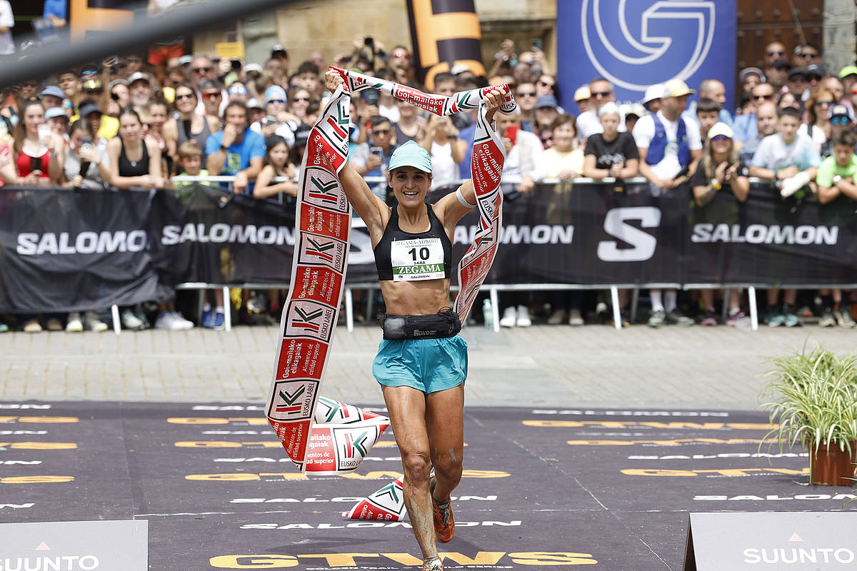 Sara Alonso Zegamako helmugan, gaur. JAVIER ETXEZARRETA / EFE