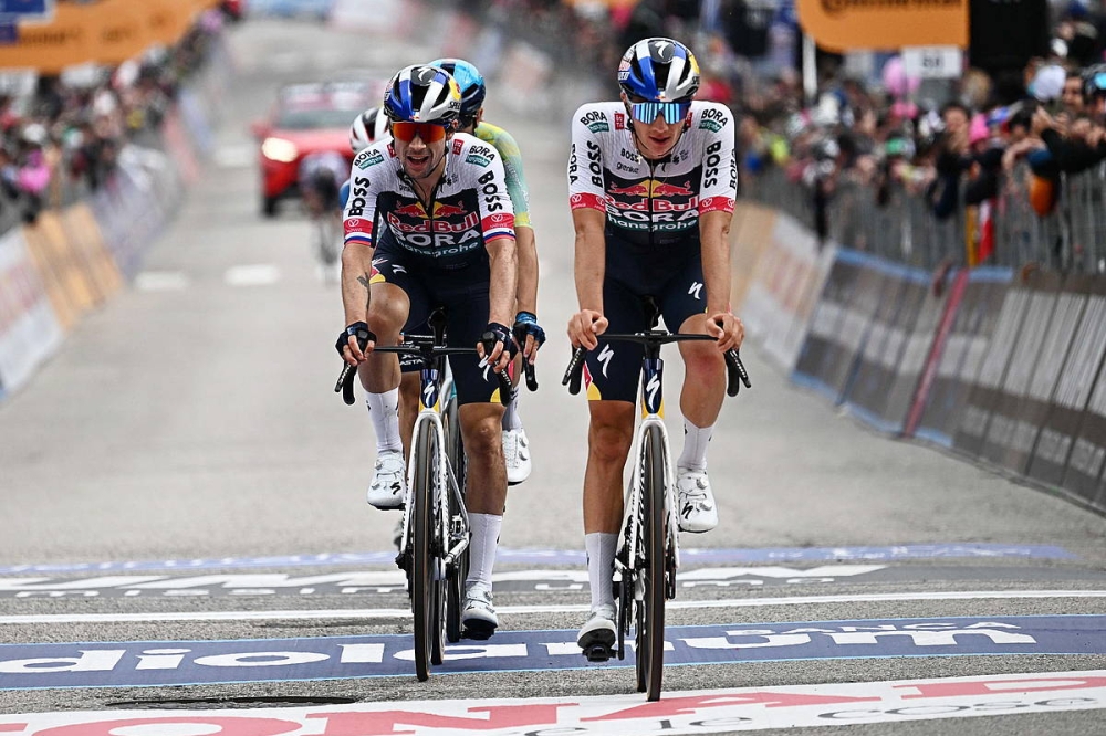 Roglic helmugara iristen bere taldekideen laguntzarekin, gaur. LUCA ZENNARO / EFE Roglic helmugara iristen bere taldekideen laguntzarekin, gaur. LUCA ZENNARO / EFE
