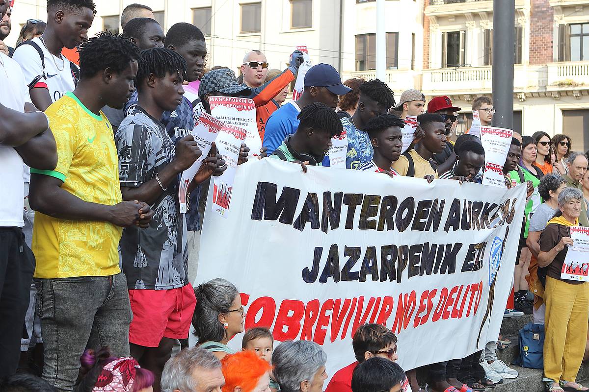 Kaleko saltzaileen kontrako jazarpena salatzeko agerraldi bat, 2023ko abuztuan. OSKAR MATXIN EDESA / FOKU