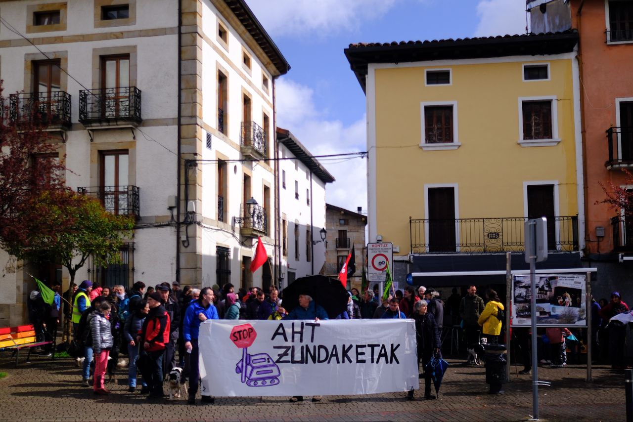 Martxoko zundaketen aurkako Altsasu eta Olatzagutia arteko mendi martxa; irudian, elkarretaratzea Altsasun. STOP AHT ZUNDAKETAK