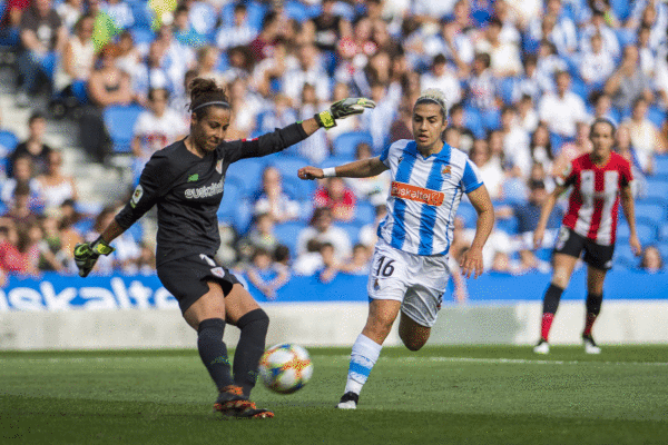 Ainho Tirapu Athleticeko atezaina baloia urruntzen, iragan idandeko derbian. JUAN CARLOS RUIZ / FOKU