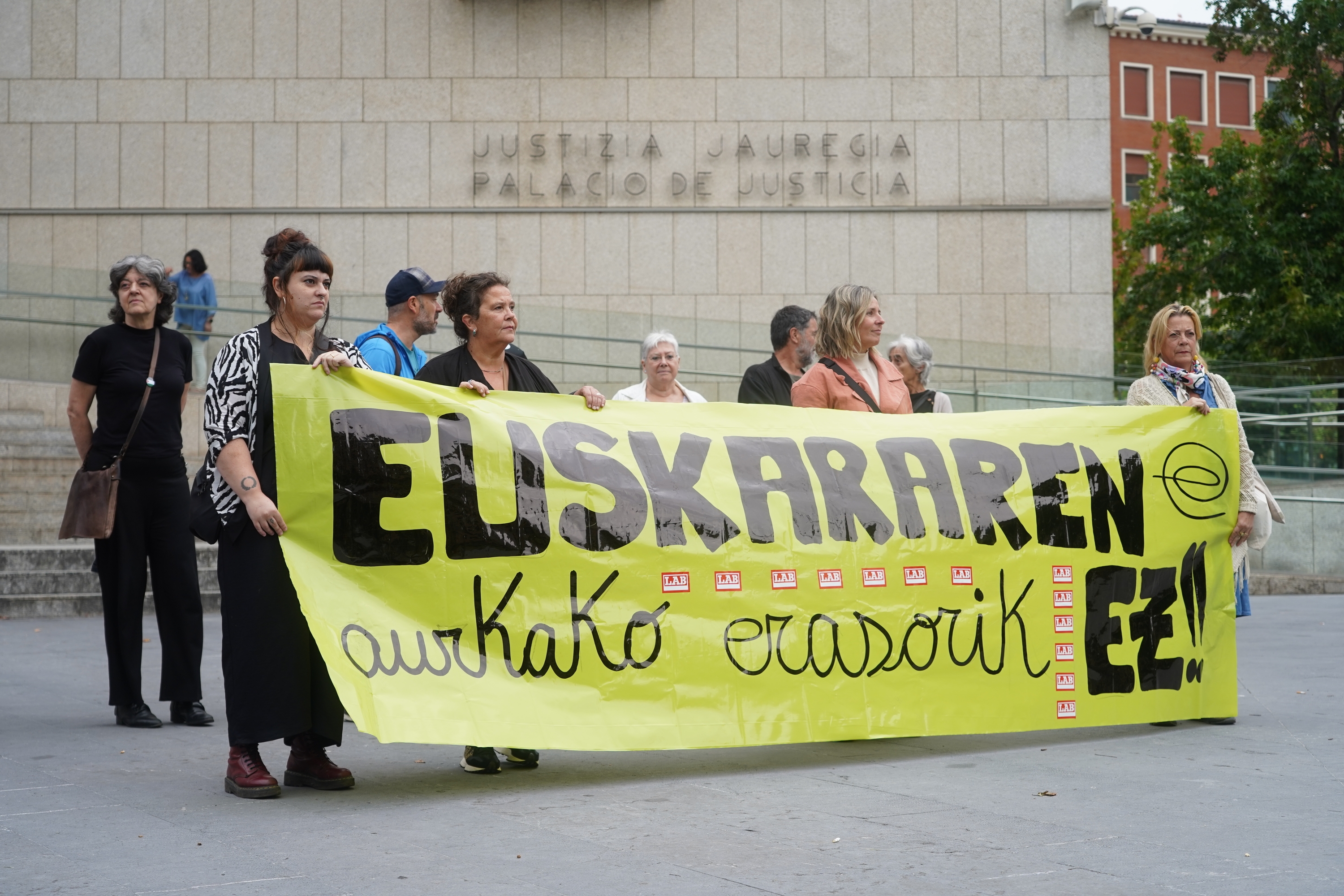 LAB - Euskara eskakizunen aurkako epai baten harira egindako protesta, Donostian, artxiboko irudi batean. JON URBE / FOKU
