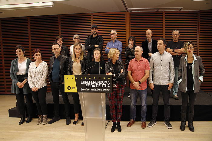 Manifestua babestu duten elkarteetako ordezkariak eta norbanakoak, goizean, Donostian. MAIALEN ANDRES / FOKU