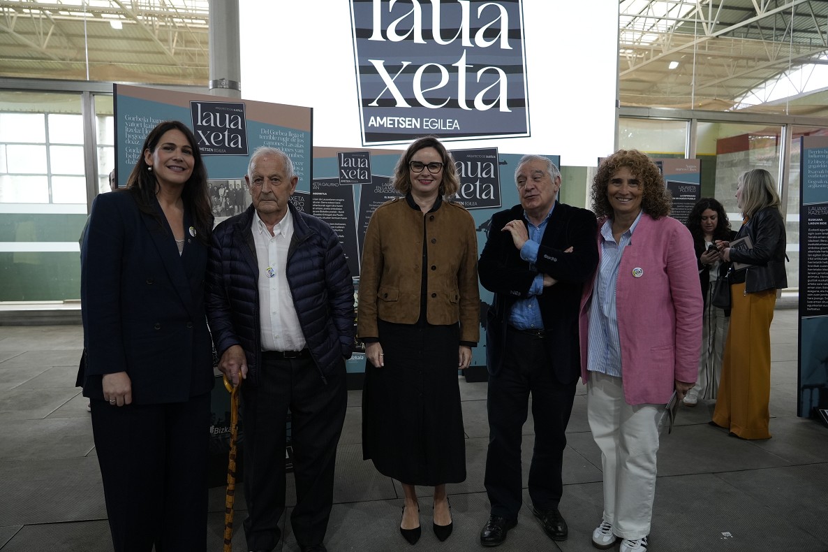 Leixuri Arrizabalaga Kultura diputatua, Pedro Basaras Lauaxetan senidea, Elixabete Etxanobe ahaldun nagusia, Jon Kortazar literatur kritikaria eta Miren Sorkunde Urkiaga Lauaxetaren iloba, maiatzaren 23an, Laukizen. BIZKAIKO FORU ALDUNDIA