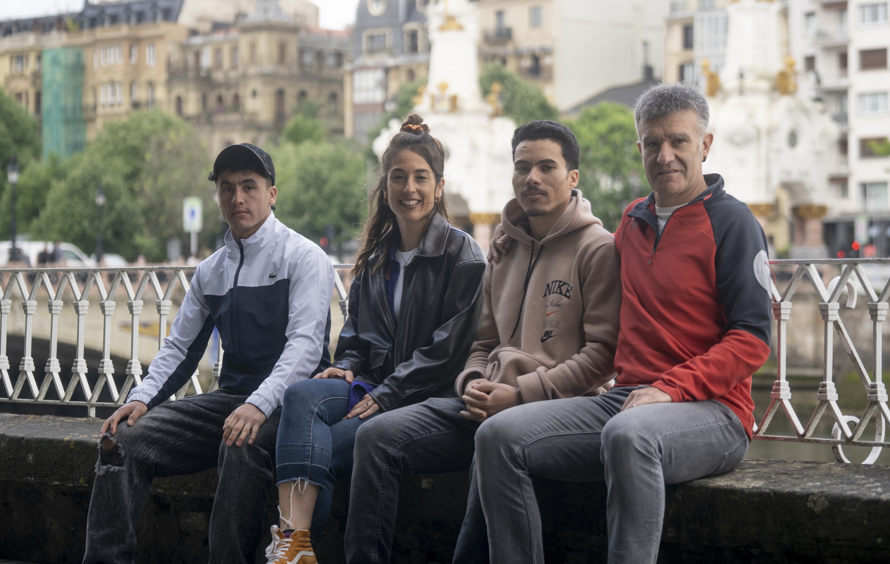 Izan Harrera programako bi bikote, Donostian. Ezkerretik eskuinera: Mohamed Ait Mohamed, Usoa Toledo, Mohamed Ait Mukha eta Aitor Maritxalar. JAGOBA MANTEROLA / FOKU