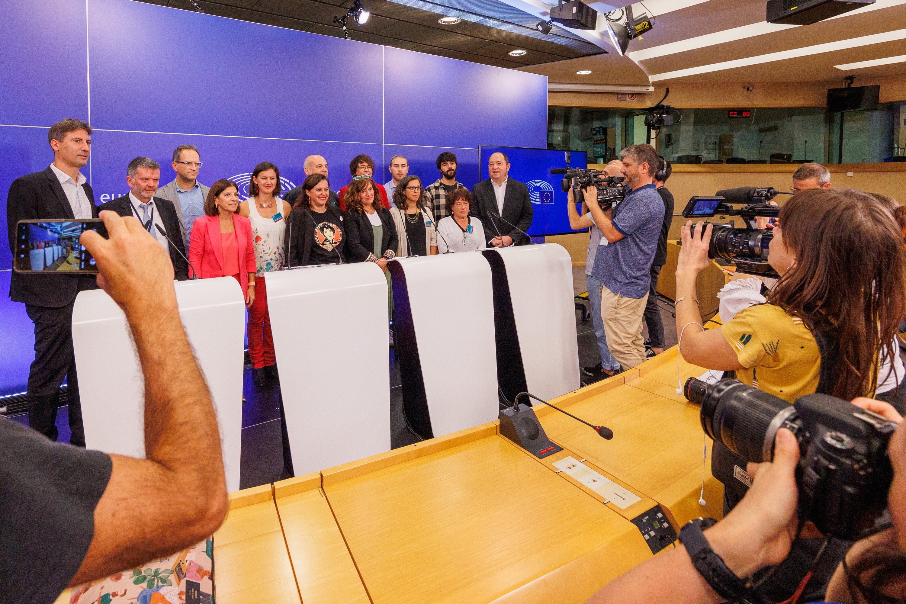 Hizkuntza gutxituen sustapenean ari diren erakundeetako ordezkariak, ofizialtasunaren aldeko agerraldian, 2023ko irailean, Bruselan. OLIVIER MATTHYS / FOKU