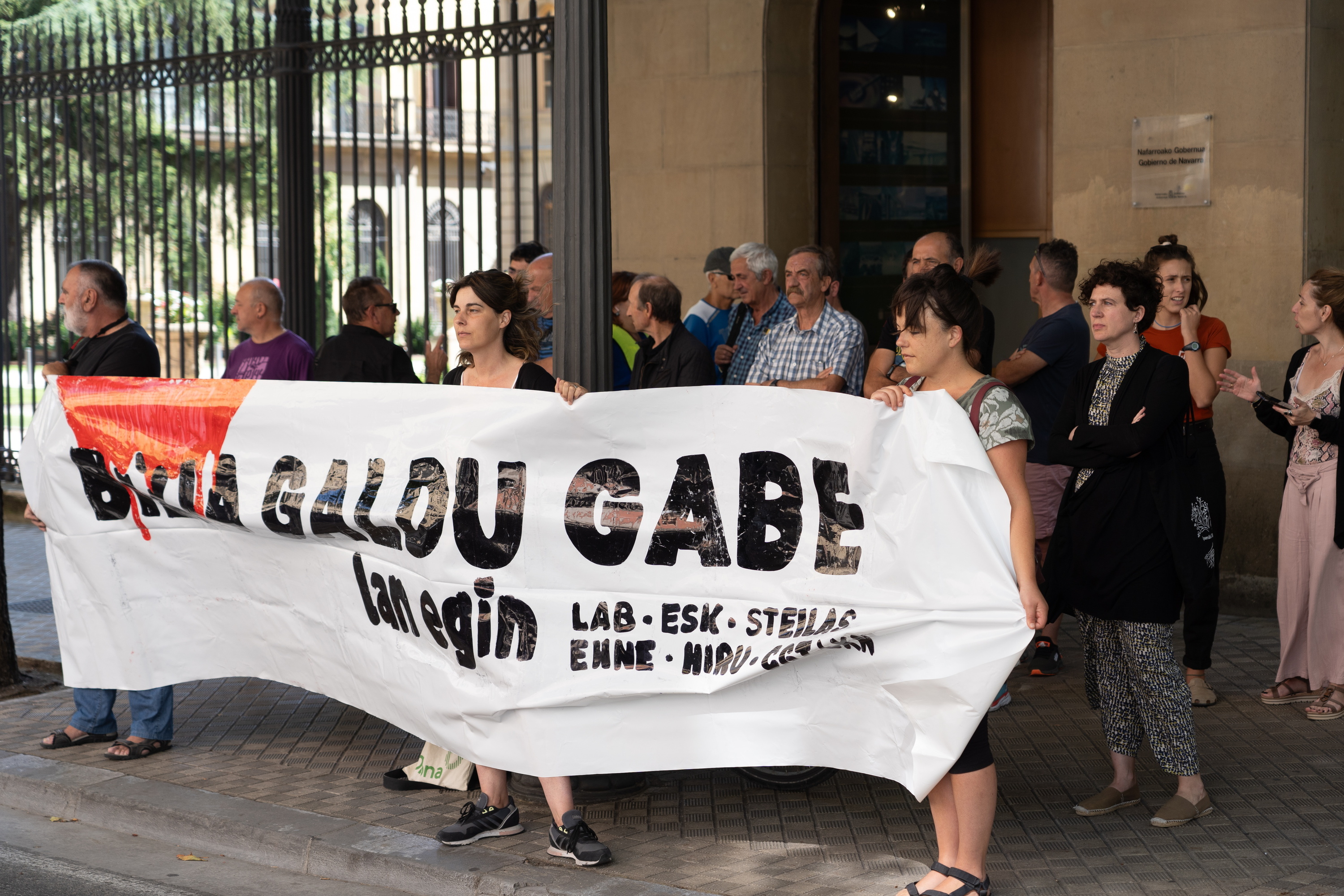 Garraiolari baten heriotza salatzeko protesta, Nafarroako Gobernuaren aurrean. JAGOBA MANTEROLA / FOKU