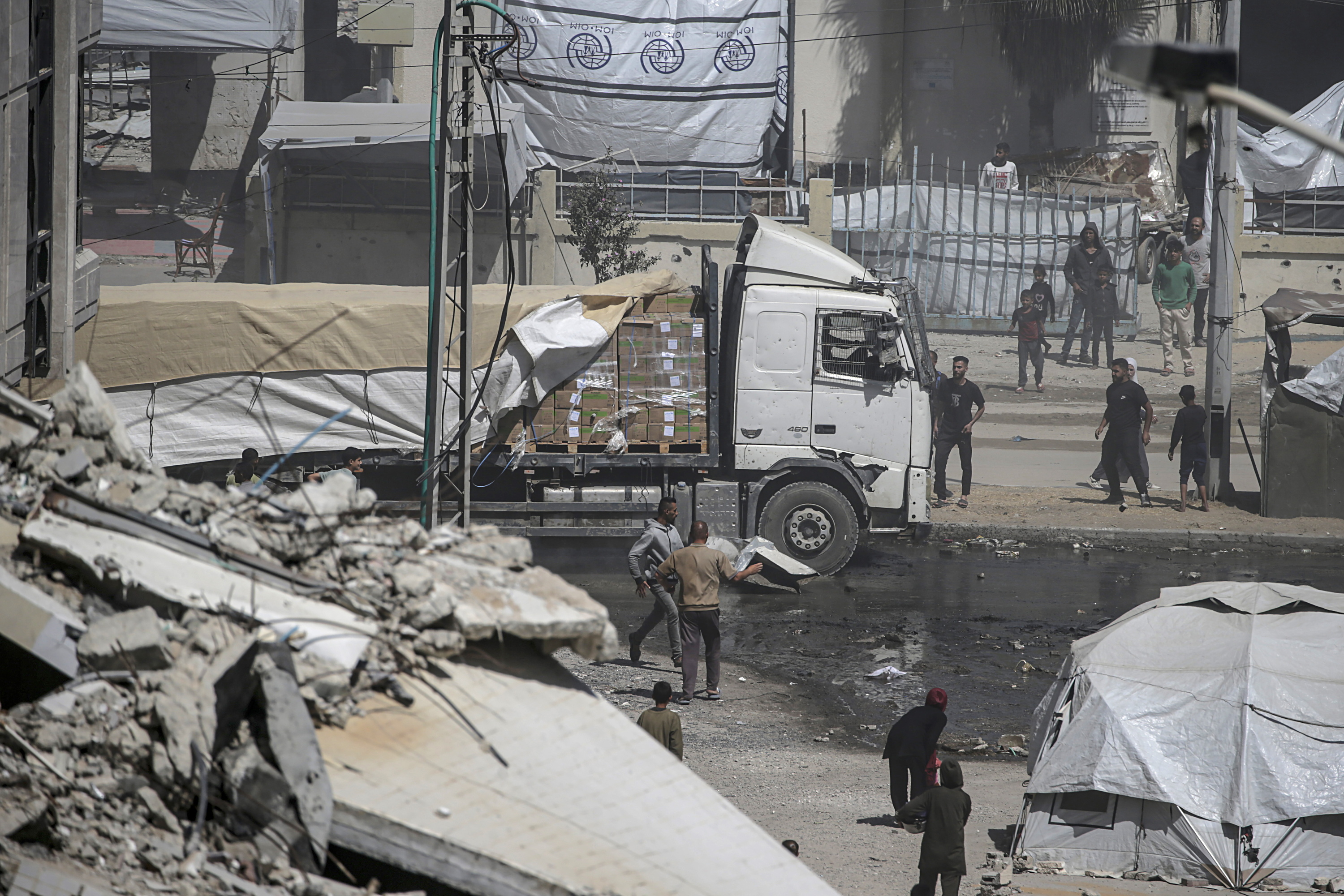 Laguntza humanitarioa zeraman kamioi bat, herenegun, Gaza hirira bidean. MOHAMMED SABER / EFE