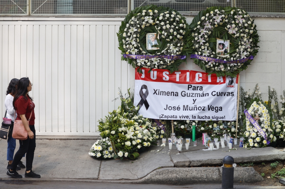 Ximena Guzmani eta Jose Muñozi hil zituzten lekutik gertu eskainitako oroitarriak, maiatzaren 21ean. SASHENKA GUTIERREZ / EFE Ximena Guzmani eta Jose Muñozi hil zituzten lekutik gertu eskainitako oroitarriak, maiatzaren 21ean. SASHENKA GUTIERREZ / EFE