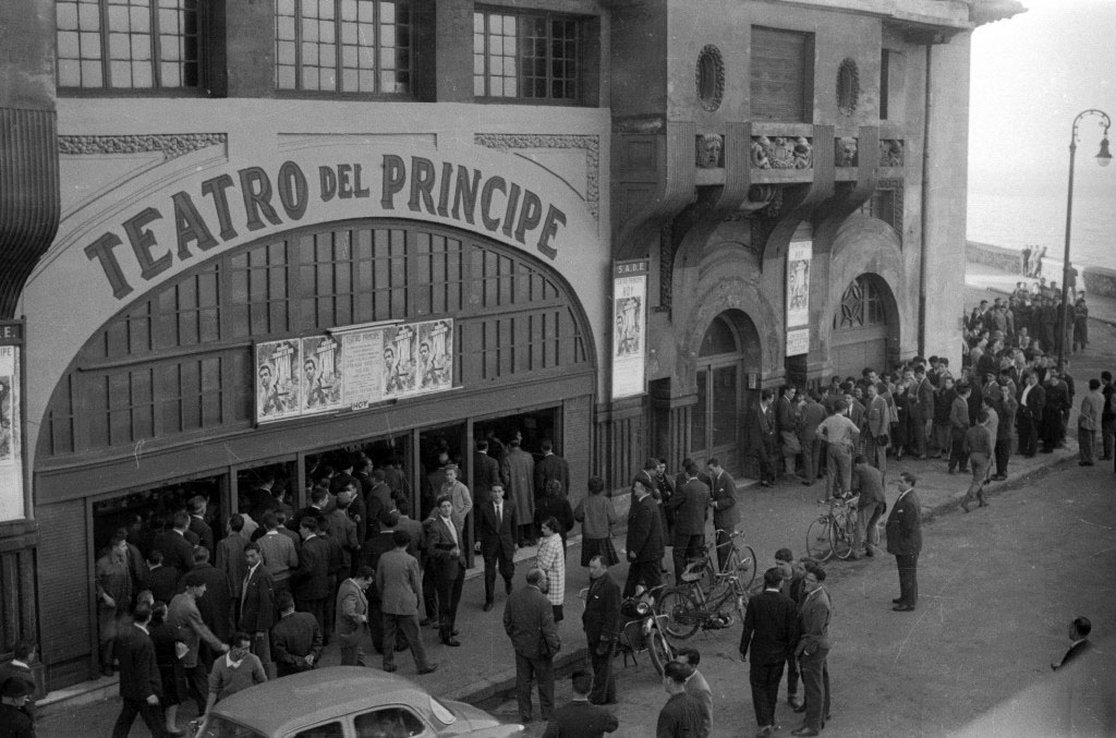 Principe zinema aretoa, 1951n; orduan Aldamar kalean zuen sarrera. PACO MARI / KUTXA FOTOTEKA