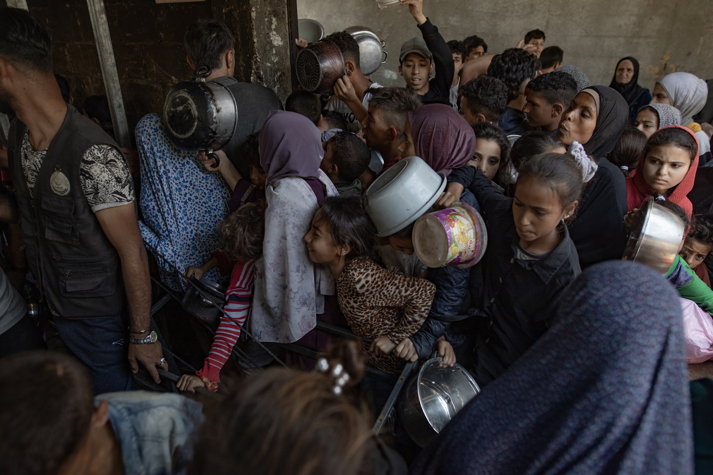 Hainbat palestinar Gaza hirian, otordu bat jasotzeko itxaroten, joan den astean. HAITHAM IMAD / EFE