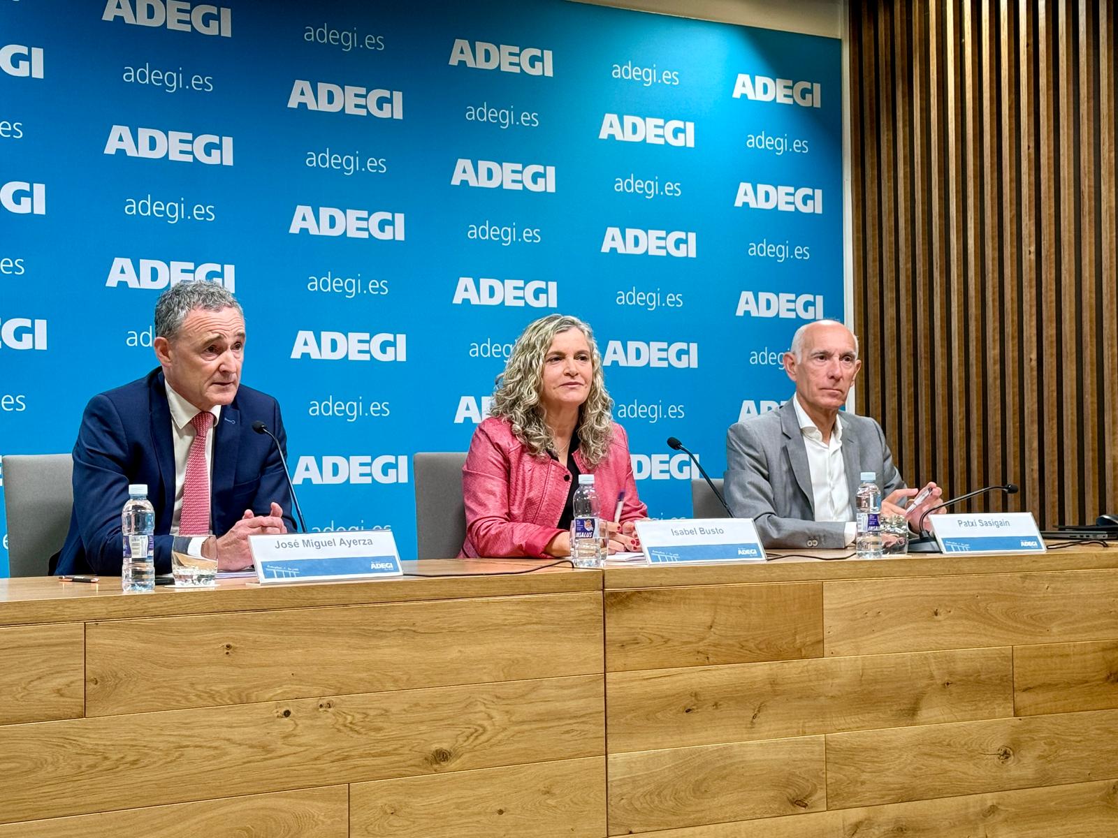 Jose Miguel Aierza, Isabel Busto eta Patxi Sasigain, asteazken honetan egindako agerraldian. ADEGI