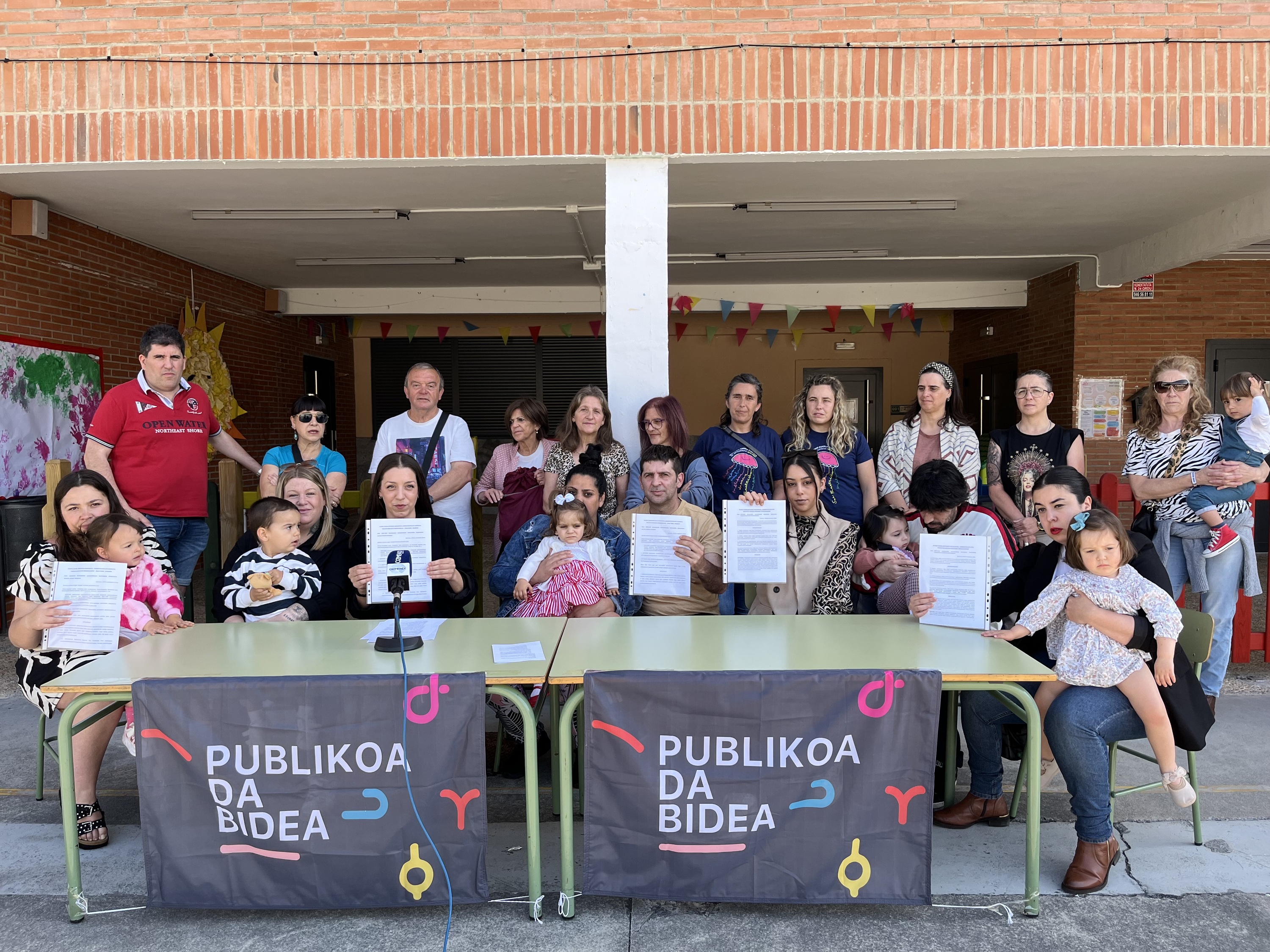 Bermeoko familiak gora jotzeko errekurtsoak eskuan hartuta, gaur, San Frantzisko eskolaren atarian. IRATI URDALLETA LETE