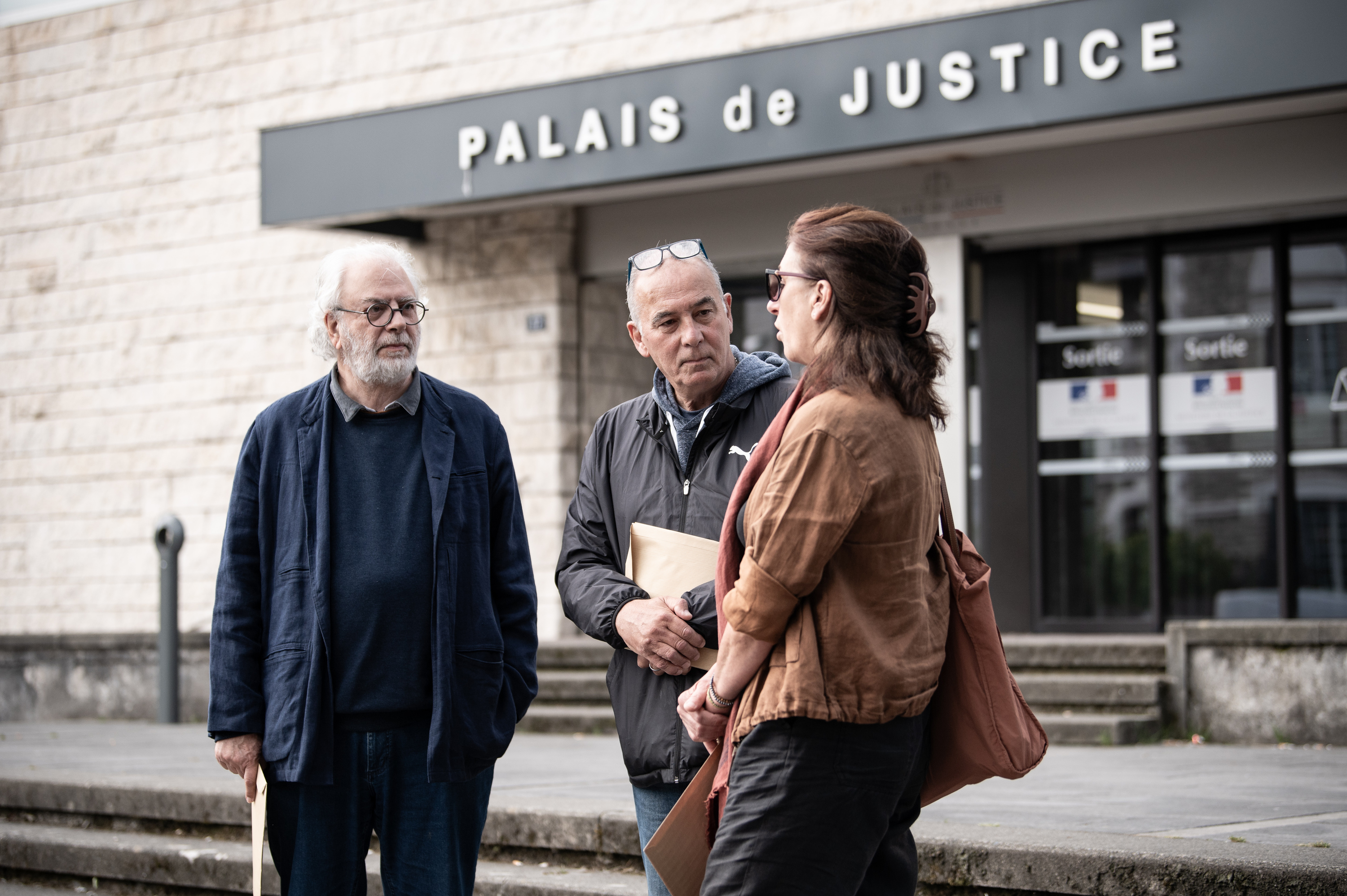 Bederatzi salaketak jartzera jinak ziren hiru ikasle ohiak, gaur goizean, Baionako Auzitegiaren aitzinean. PATXI BELTZAIZ
